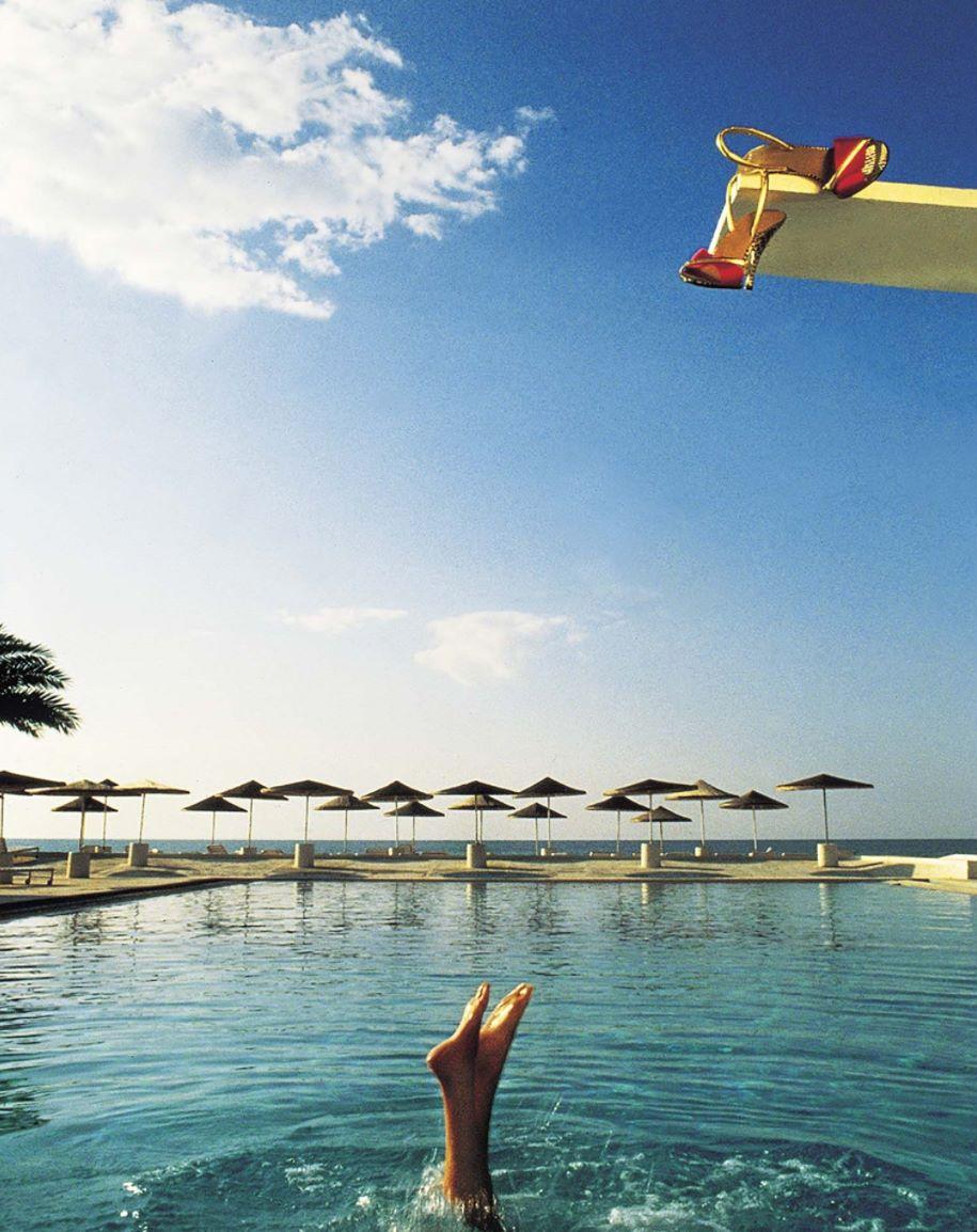 Jean-Daniel Lorieux Figurative Photograph – DIOR-SCHUHE – Tunisie, Füße im Wasser schwimmen