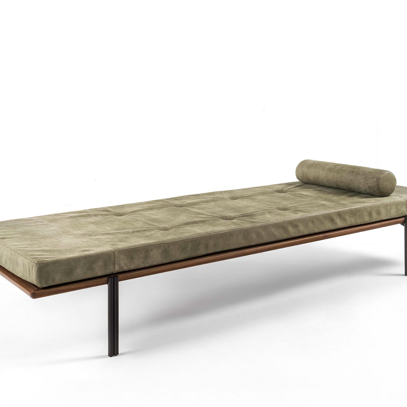 Simple dans sa conception, le lit de jour Jean est fonctionnel, confortable et extrêmement élégant. Avec son assise en cuir sur une base en bois, il s'agit d'une union de la forme et de la fonction, ce qui en fait un ajout dynamique et sophistiqué à
