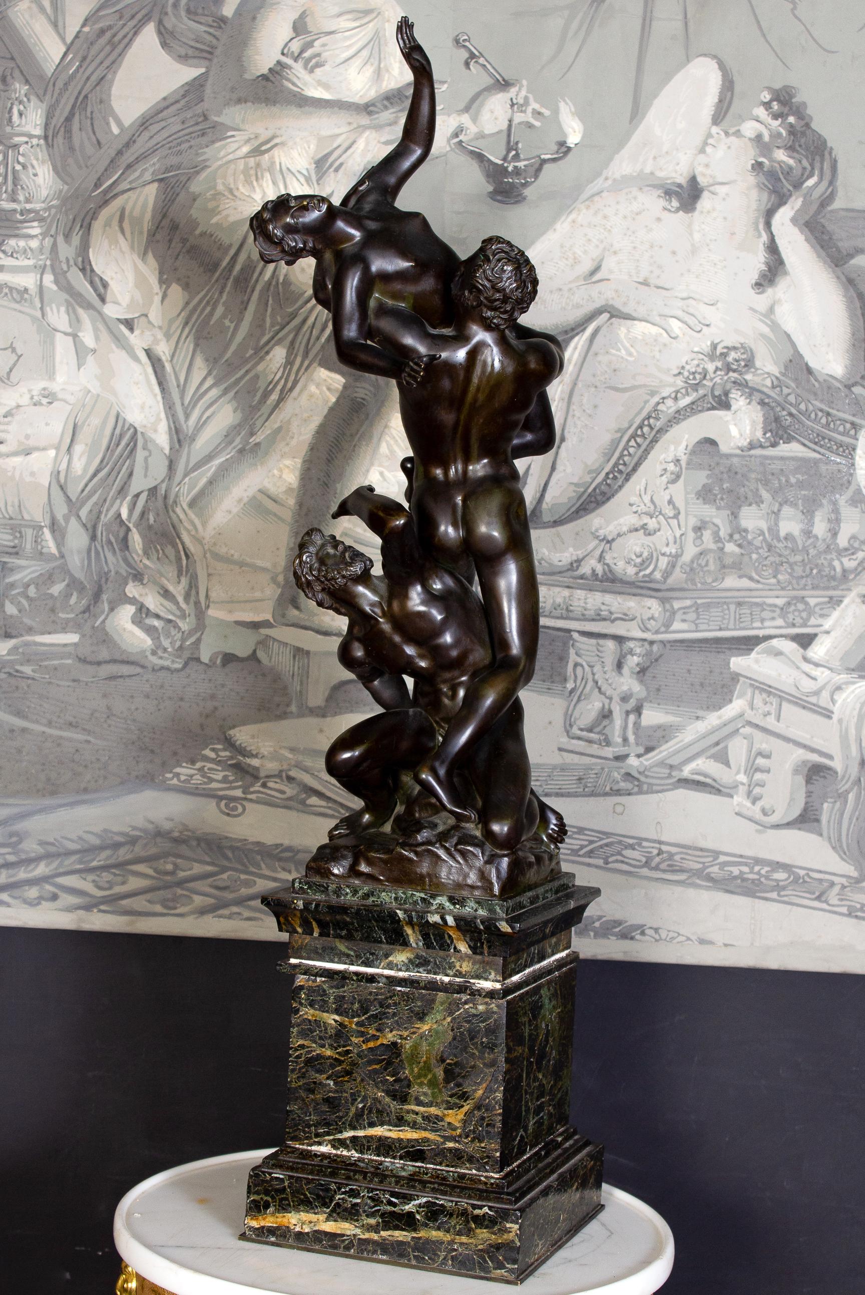 La Rape de Sabine - Sculpture en bronze emblématique de 1930 - Or Figurative Sculpture par Jean de Boulogne (Giambologna)