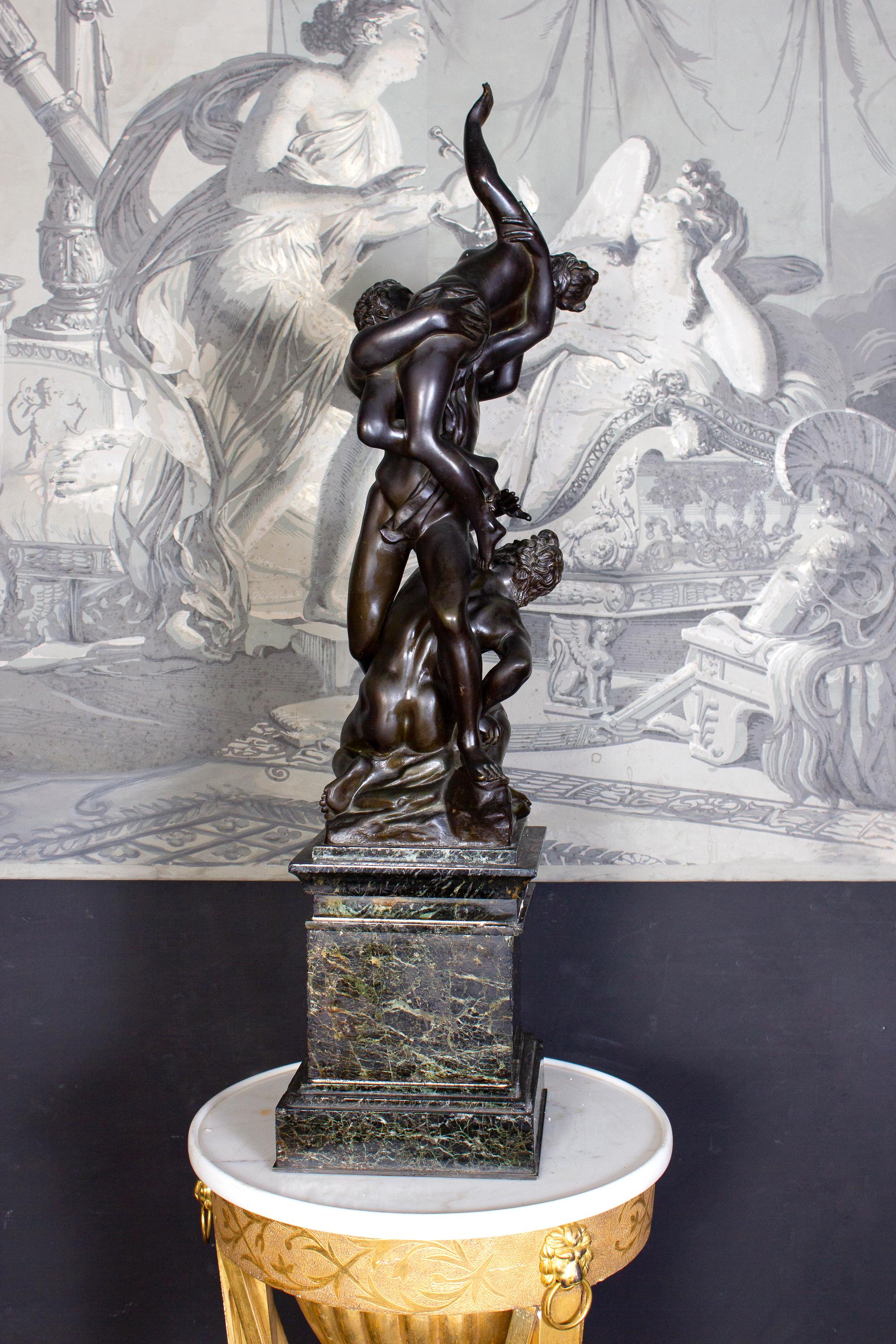 Bel ensemble de sculptures en bronze d'après  Jean de Boulogne (Giambologna)
Le viol des Sabines, une histoire à rebondissements  est l'une des sculptures les plus fines et les plus difficiles à réaliser au monde. Trois corps entrelacés, deux hommes