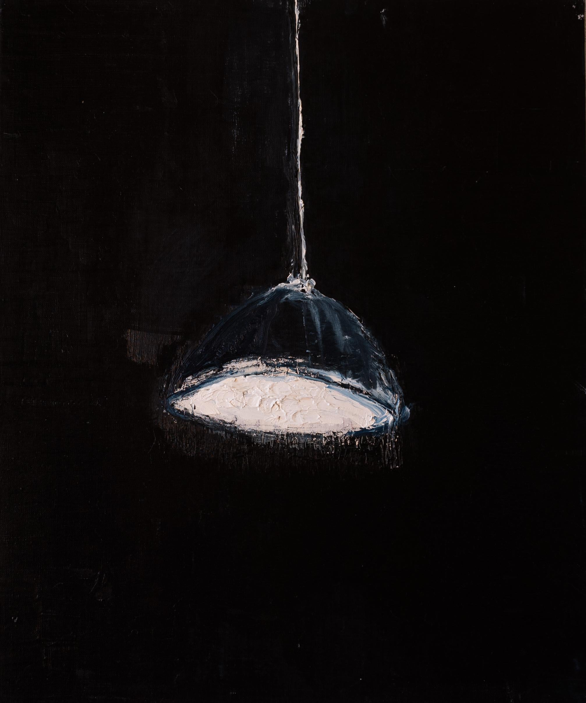 Öl auf Leinwand Gemälde eines blauen Lampenschirms auf schwarzem Hintergrund „Lambade in Blau“ (Moderne), Painting, von Jean De Groote
