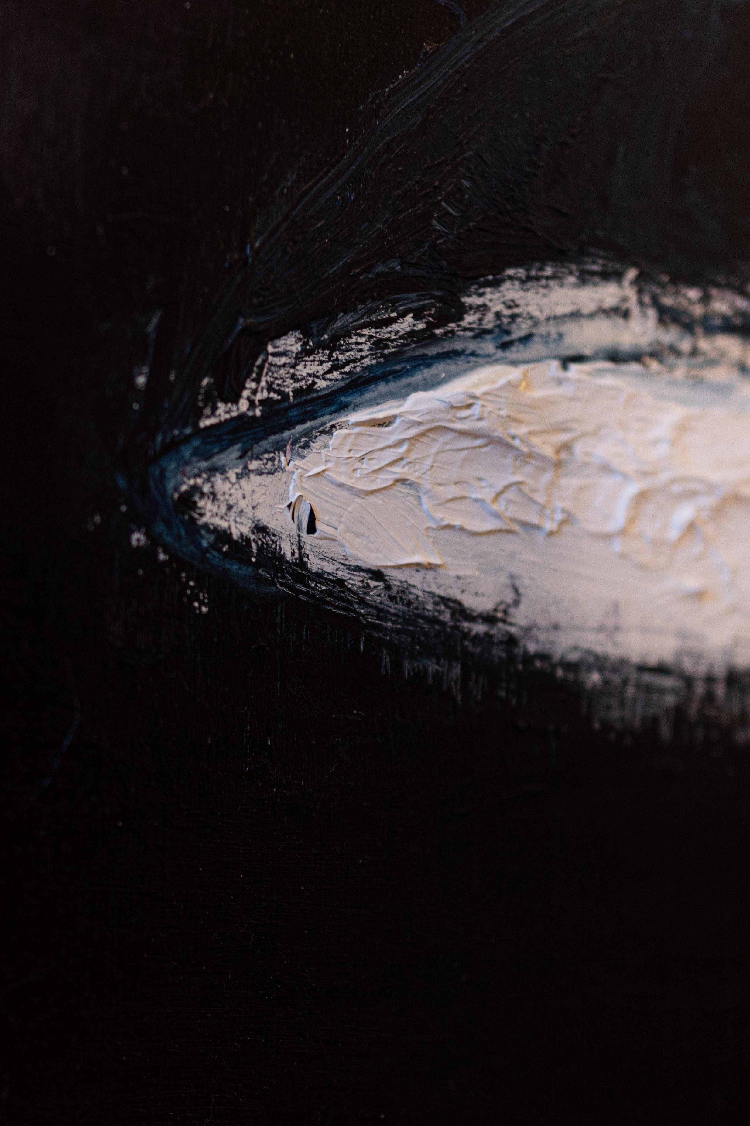 Öl auf Leinwand Gemälde eines blauen Lampenschirms auf schwarzem Hintergrund „Lambade in Blau“ (Schwarz), Figurative Painting, von Jean De Groote