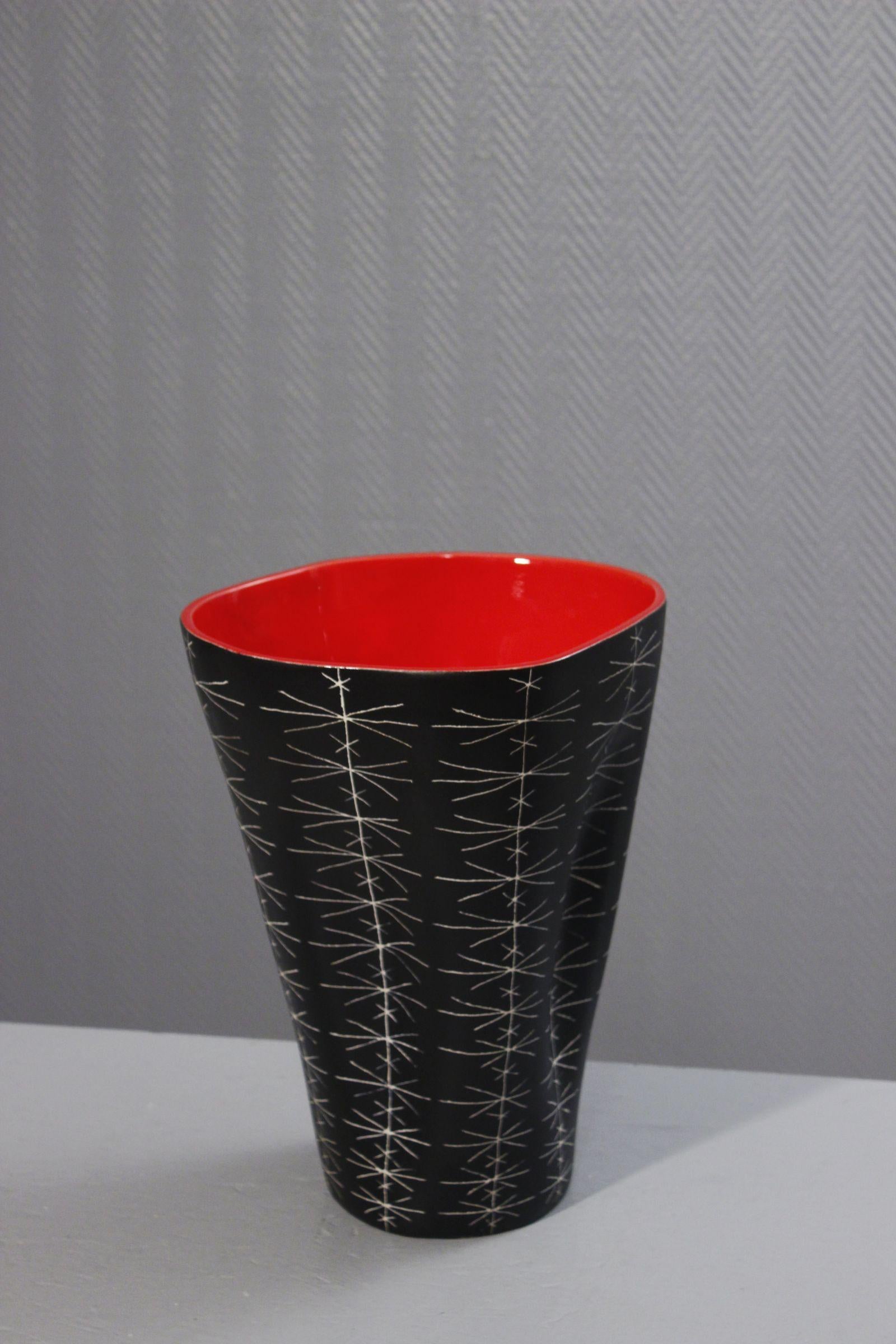 Große Vase Modell Nr. 308 von Jean de Lespinasse, Nizza, Frankreich, um 1950.

Rotierendes, geritztes Dekor auf mattschwarzer Emaille, innen leuchtend rot. 

In sehr gutem Zustand, kleiner Chip am unteren Rand, der bei der Präsentation nicht