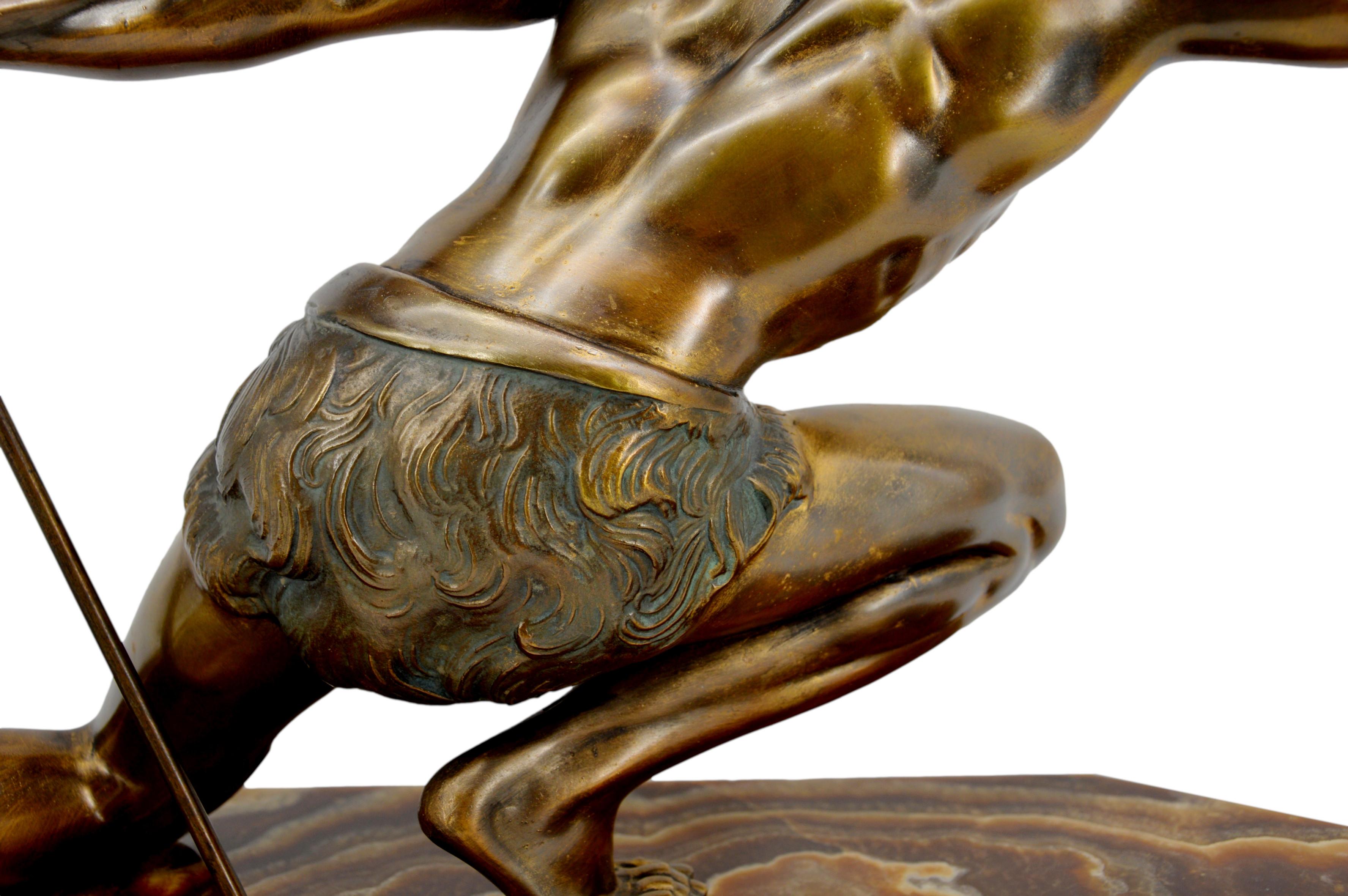 Rare sculpture de chasseur Art Déco de Jean de Roncourt, 1920 en vente 3