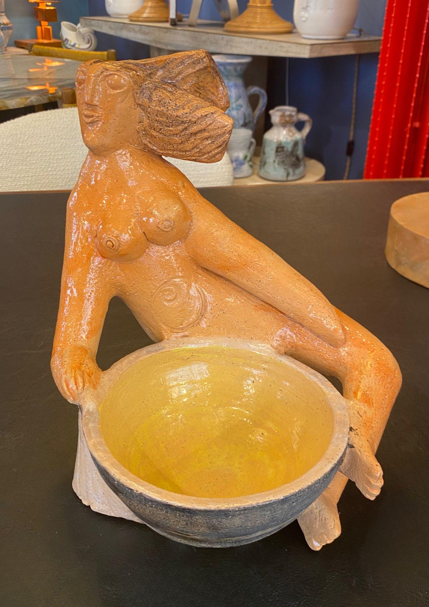 Scultura Baigneuse à la coupe in argilla chamotte smaltata. Firma incisa 
