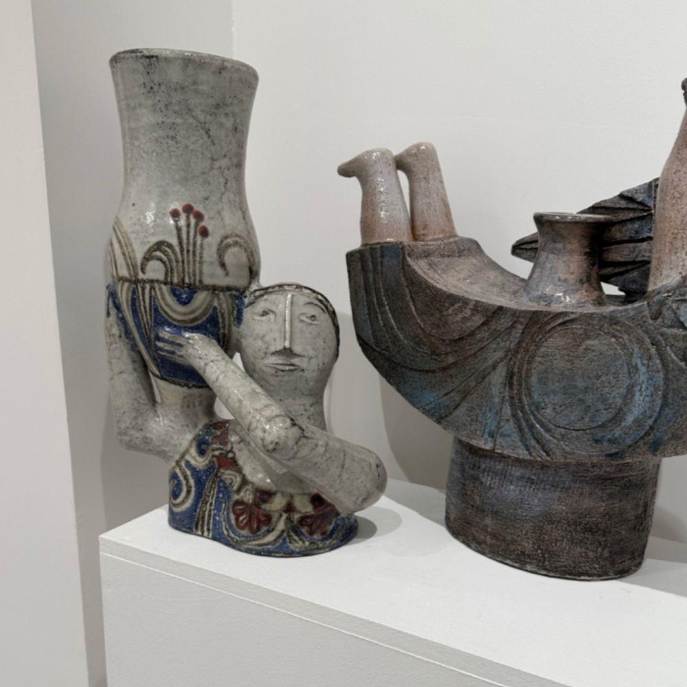 Scultura Femme à la Jarre - Figurative Sculpture Grigio di Jean Derval