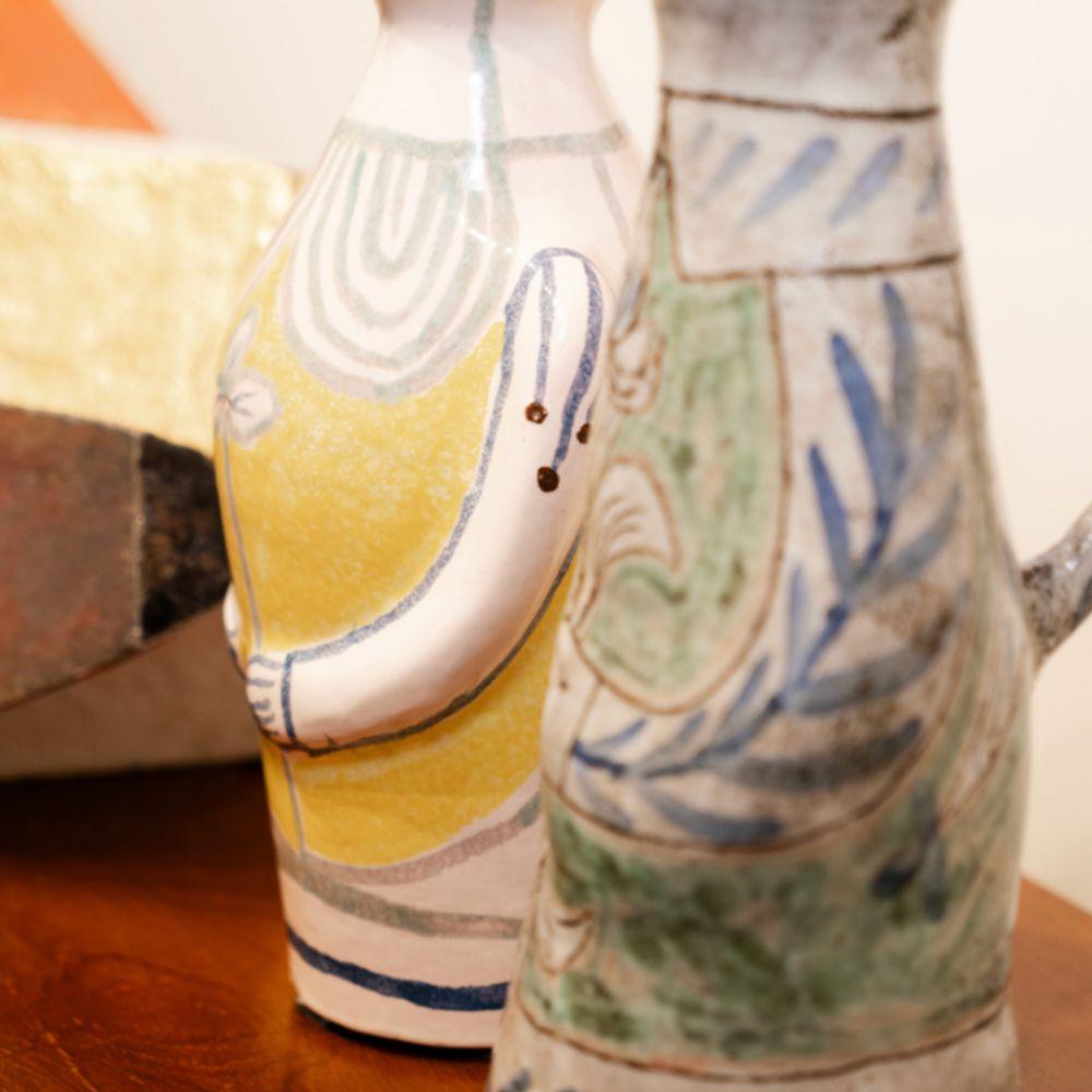 Vase personnage médiéval, jaune - Brown Figurative Sculpture by Jean Derval