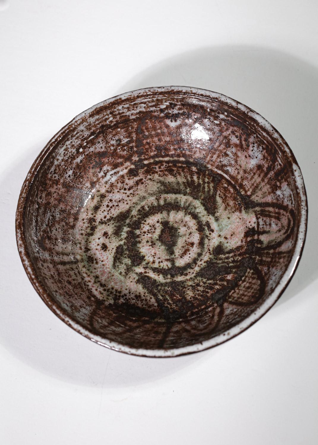 Ceramic bowl from the 60's by the famous artist Jean Derval from the workshop Le Mûrier. Ceramic bowl with a flowery pattern enamelled in ochre and brown tones. Very nice vintage condition, signature of the artist on the back (see pictures).