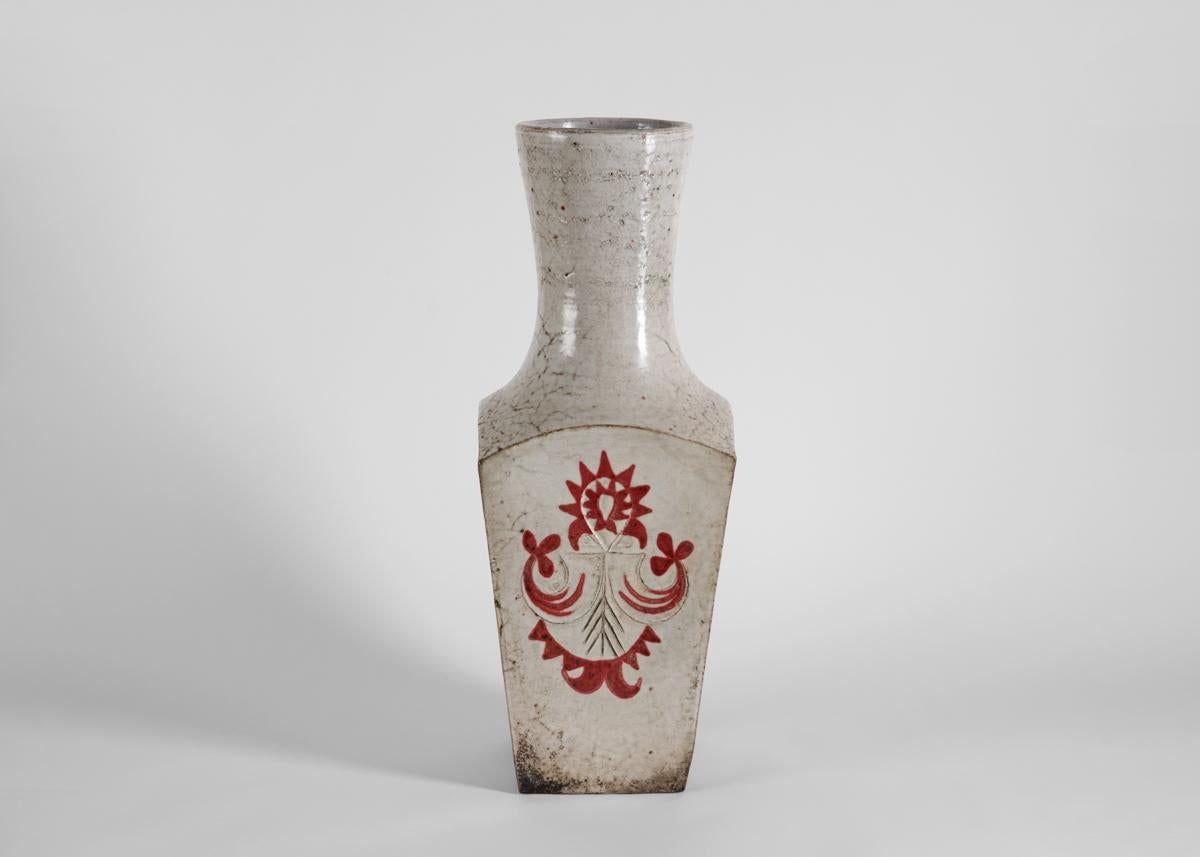 Magnifique vase du milieu du siècle, en glaçure crème avec des détails rouges. Avec ses quatre larges côtés et son col cylindrique, le plus large à l'embouchure, cette pièce possède une élégance de forme caractéristique de son célèbre créateur.