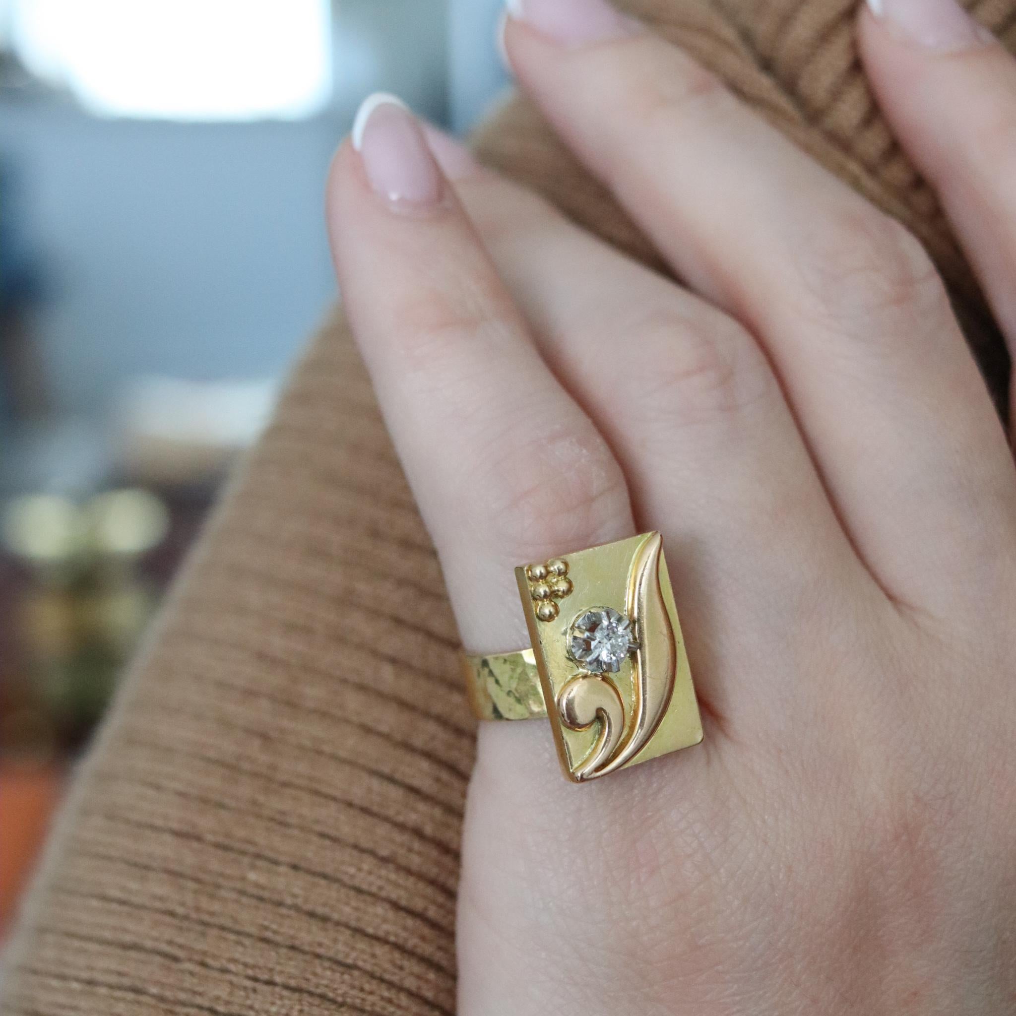 Jean Després 1950 Paris Artistic Geometric Ring in 18kt Gold with Round Diamond In Excellent Condition For Sale In Miami, FL