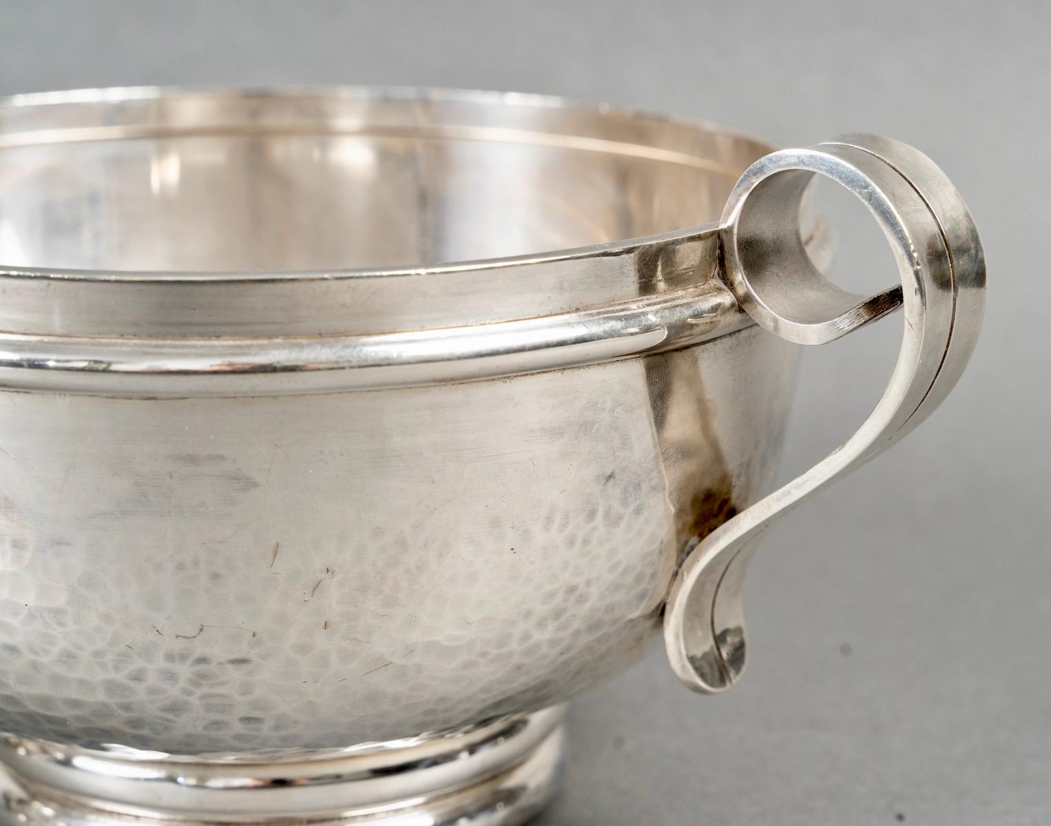 Jean Desprès - Art Deco Modernist Pair Of Bowls Hammered Silver Plated Metal In Good Condition For Sale In Boulogne Billancourt, FR