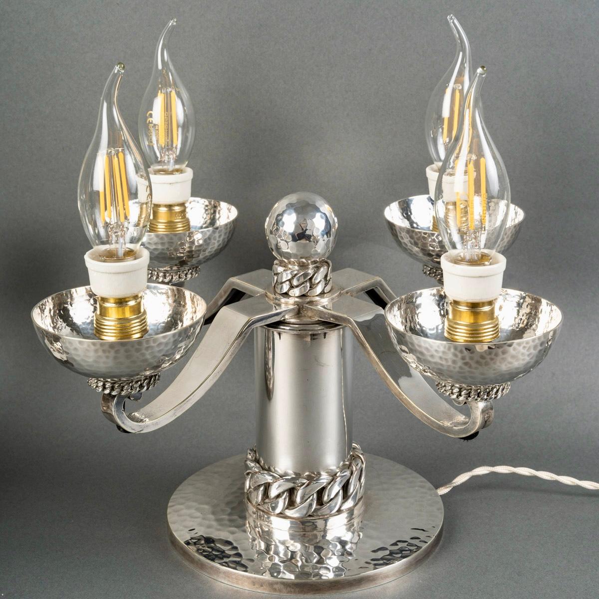 Jean Desprès - Pareja de candelabros Art Déco Metal plateado martillado Art Decó en venta