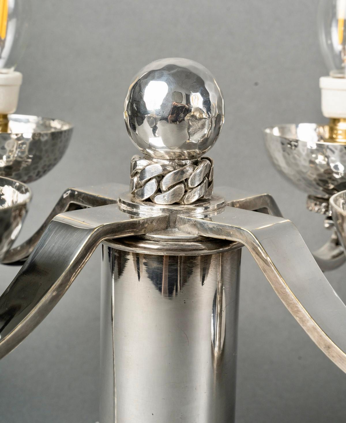 Jean Desprès - Pareja de candelabros Art Déco Metal plateado martillado Martillado en venta