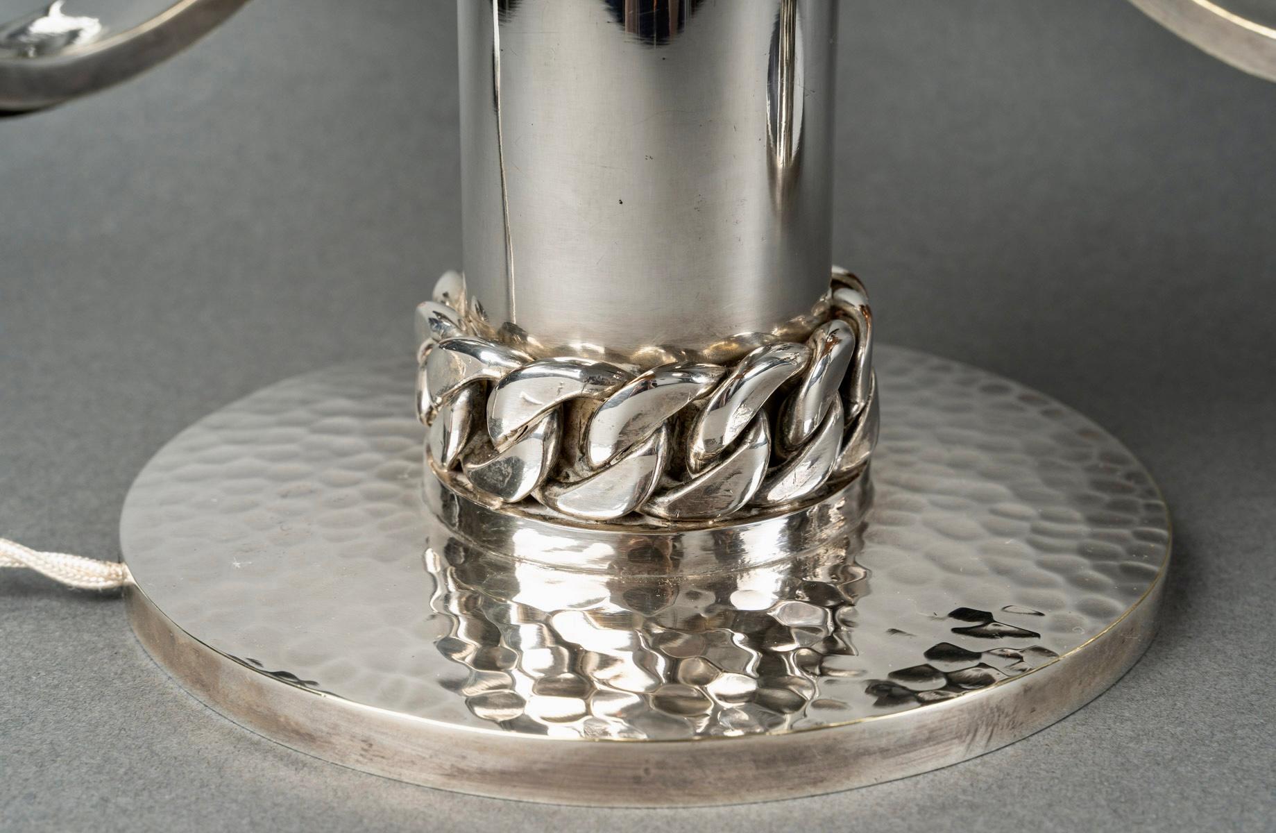 Jean Desprès - Pareja de candelabros Art Déco Metal plateado martillado mediados del siglo XX en venta