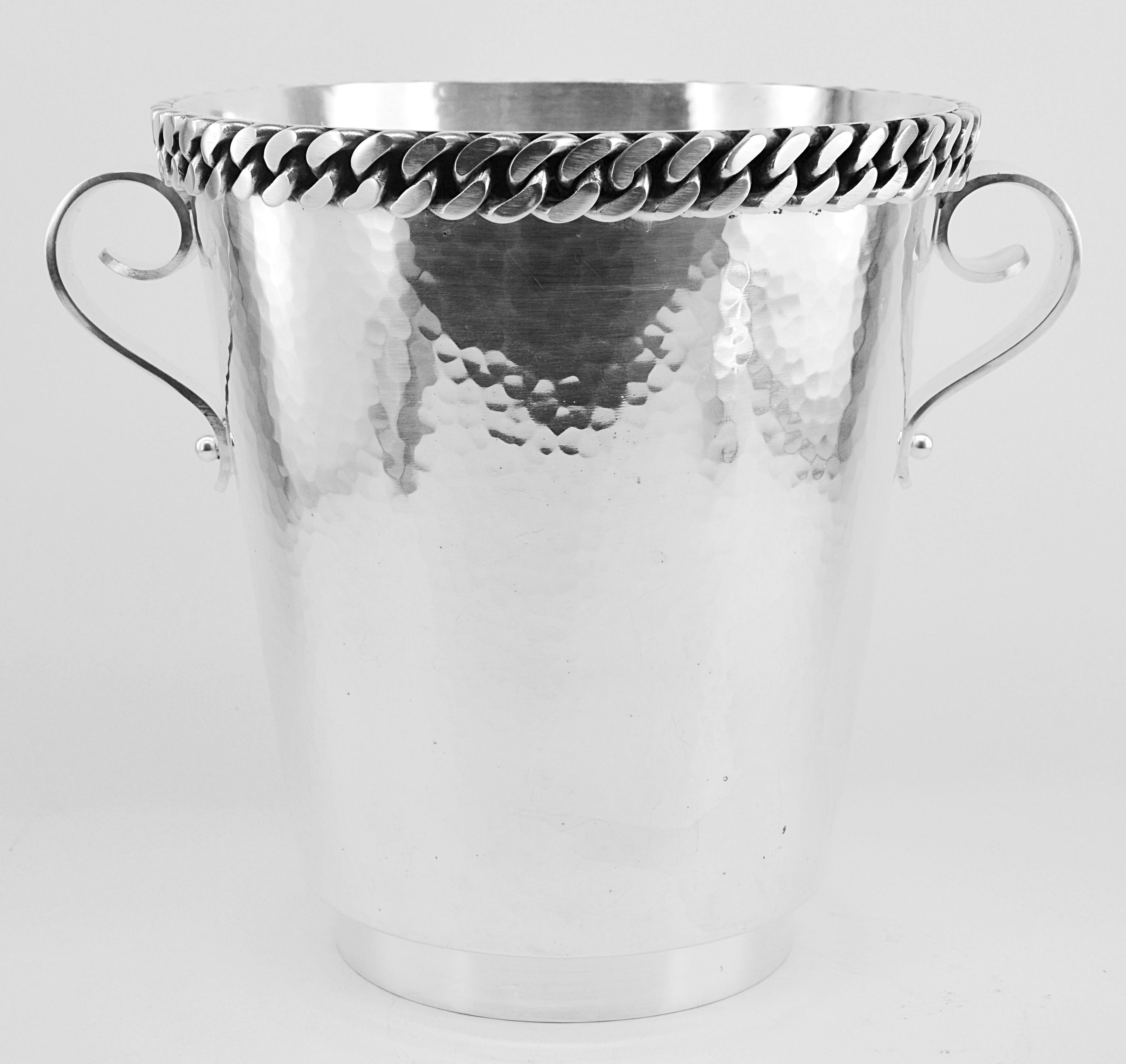 Champagne bucket by Jean Despres, France, circa 1950. Important hammered silver plated champagne bucket with cylindrical hammered body presenting two scrolled handles underlined with spheres and decorated at the top of the Jean Despres flat link