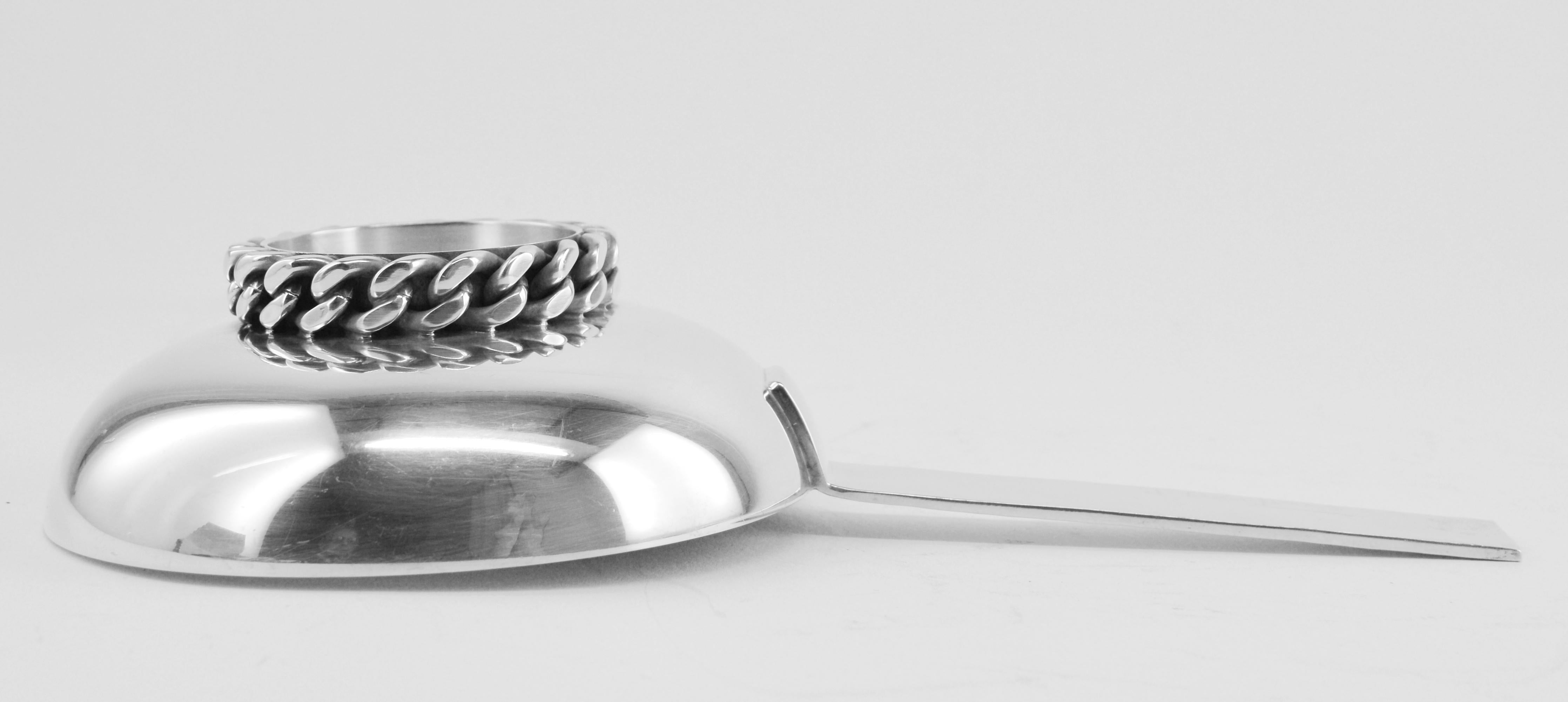 Padella decorativa per aperitivo di Jean Despres, Francia, circa 1950. Pezzo in metallo argentato con manico martellato e decorato alla base da una catena a maglie piatte. La placcatura è originale. Dimensioni: H. H. 1,93 x L. 8,15 x P. 4,3. - H.