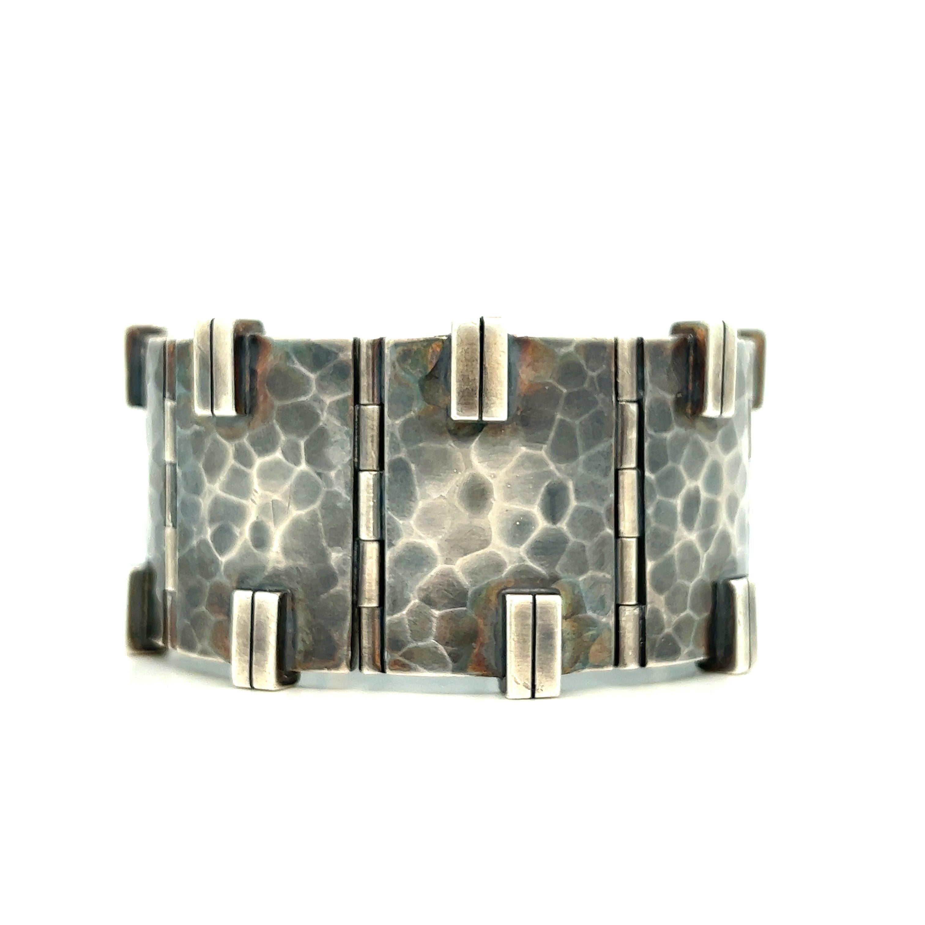 Jean Després hammered silver bracelet, circa 1940s

Art deco design of hammered silver links; French

Size: width 1.44 inches, length 8 inches
Total weight: 144.7 grams 