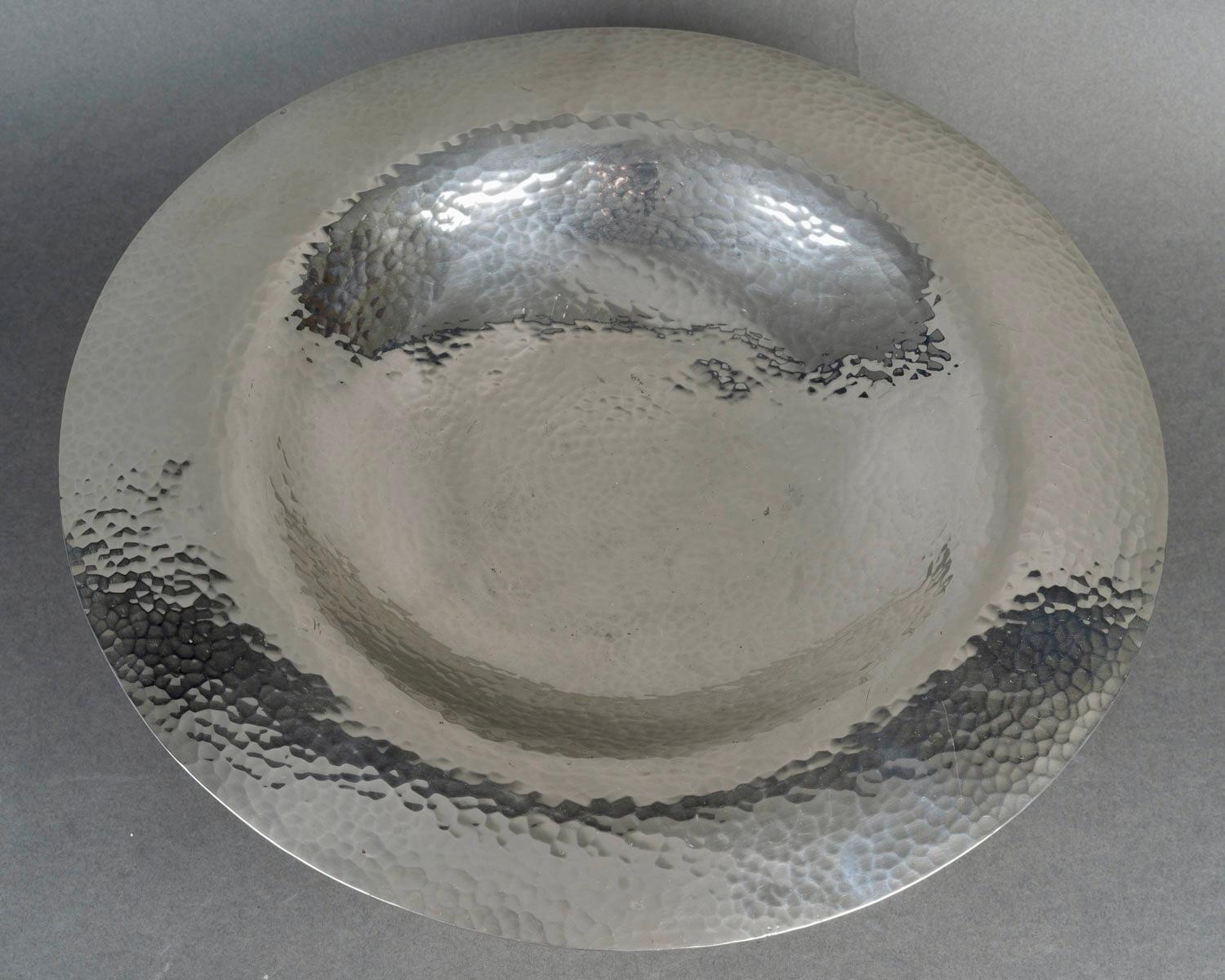 Centrotavola Modernista Art Deco in argento martellato di Jean Despres realizzato negli anni '40.
Firma incisa. 

Condizioni perfette. Un modello eccezionale e unico. 
 
altezza: 14 cm
diametro: 35,5 cm 