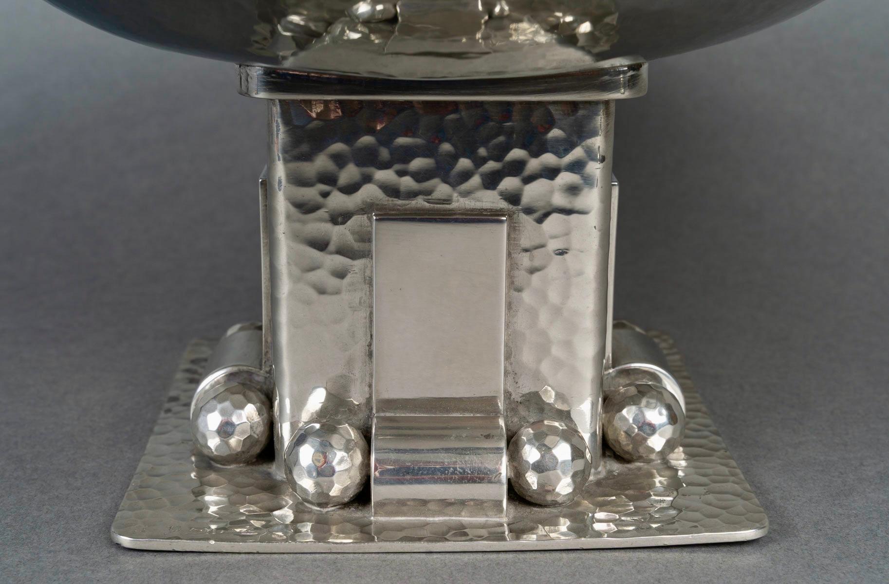 Art Déco Jean Despres Centrotavola Modernista Art Deco Placcato Argento Martellato in vendita