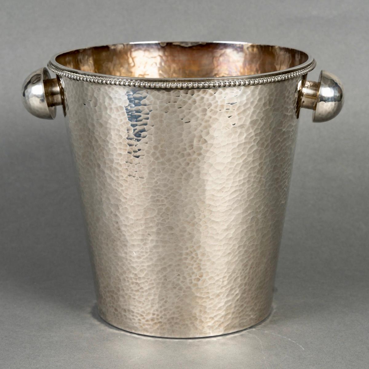 Modernistischer Art Deco Champagner-Eimer aus gehämmertem, versilbertem Metall von Jean Desprès.
Auf dem Sockel signiert. 

Hervorragender Zustand.

Höhe: 20,5 cm
Durchmesser mit Griffen: 22 cm
