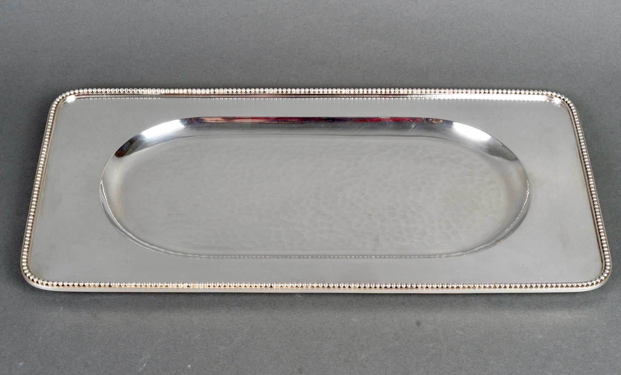 Modernist Art Deco Tray made in hammered silver plated metal and chains by Jean Desprès. in 1940s.
Engraved signature and stamped.

Great condition. Exceptional model. 

dimensions : 47 cm x 24 cm x 2 cm