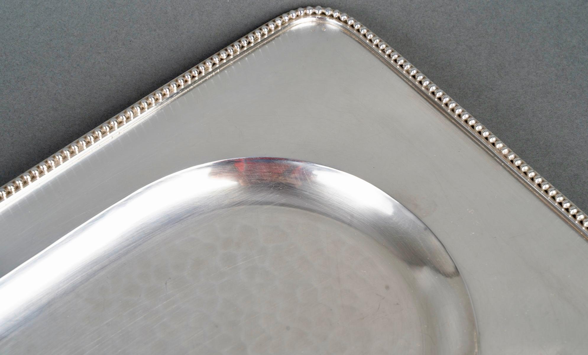 Jean Desprès - Modernist Art Deco Tray Hammered Silver Plated Metal In Good Condition For Sale In Boulogne Billancourt, FR
