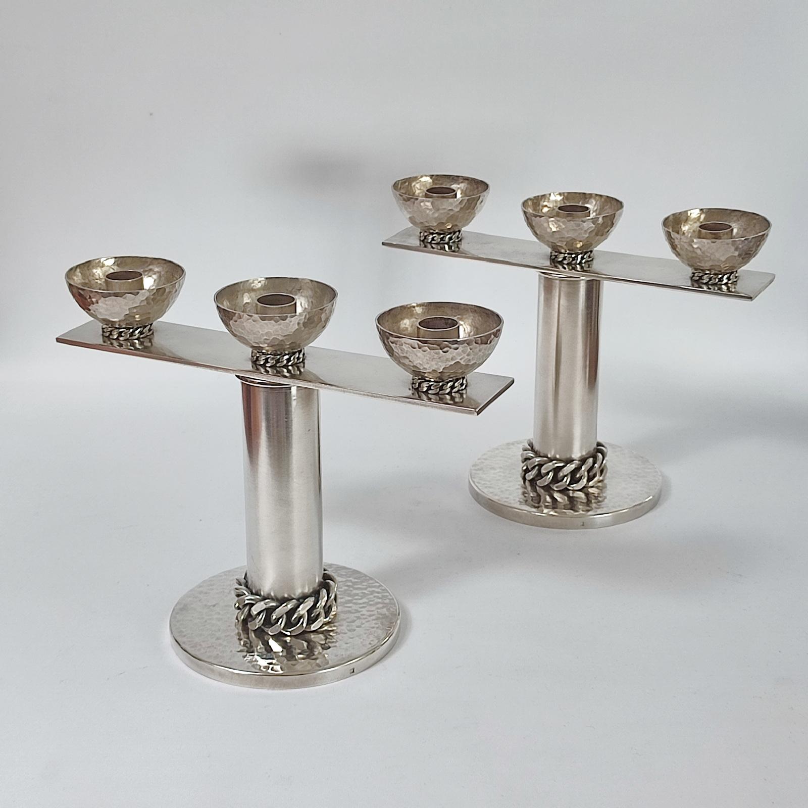 Jean Després Pareja de candelabros de metal plateado en venta 3