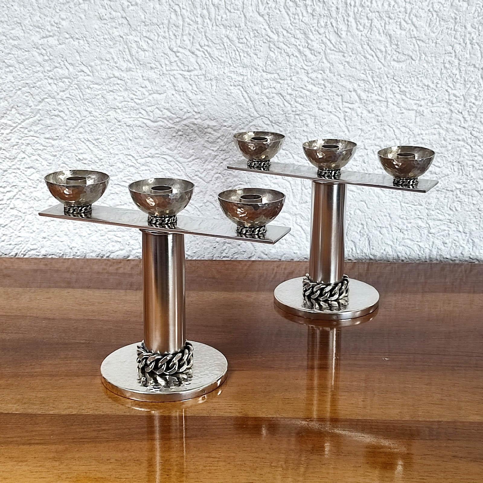 Jean Després Pareja de candelabros de metal plateado Francés en venta