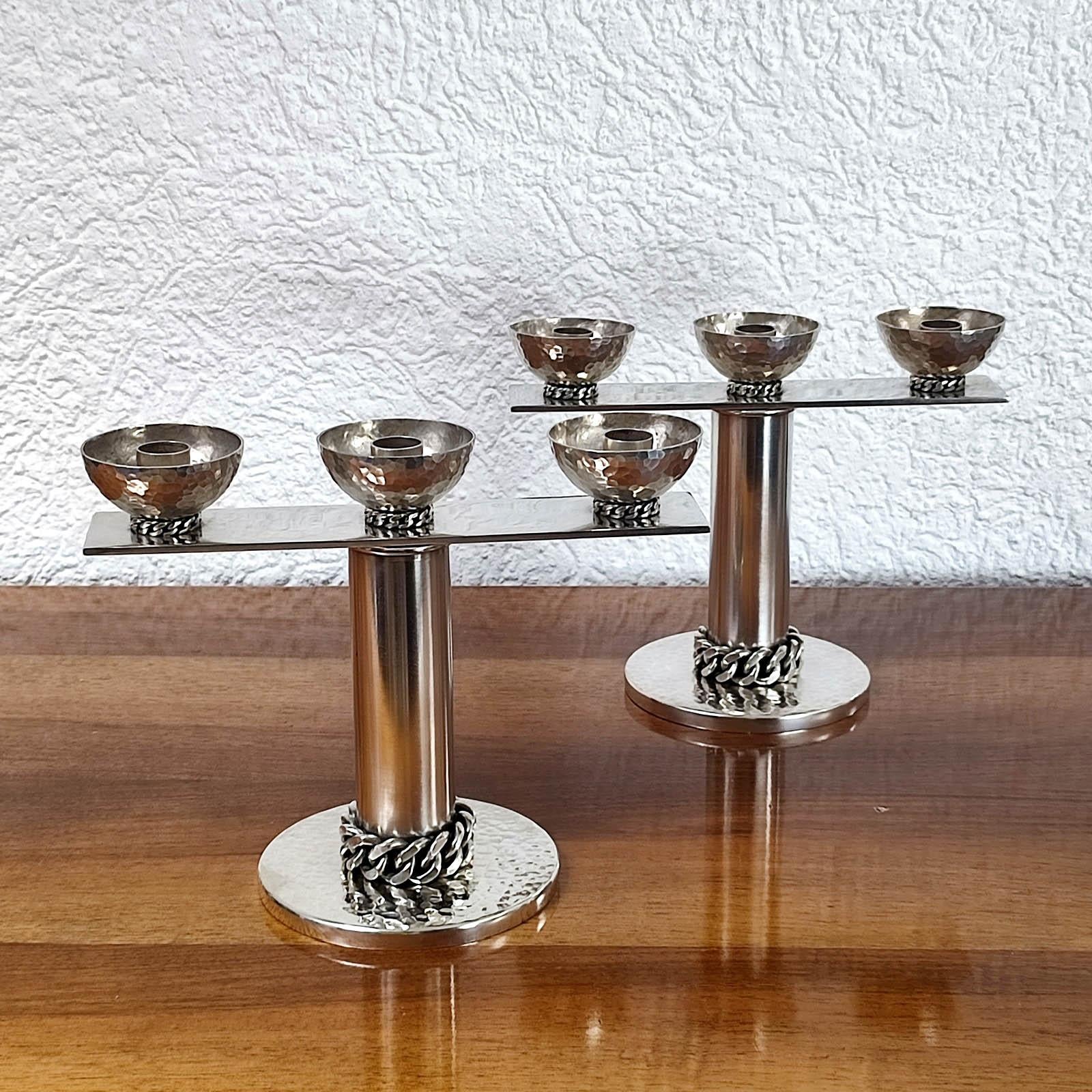 Jean Després Pareja de candelabros de metal plateado siglo XX en venta