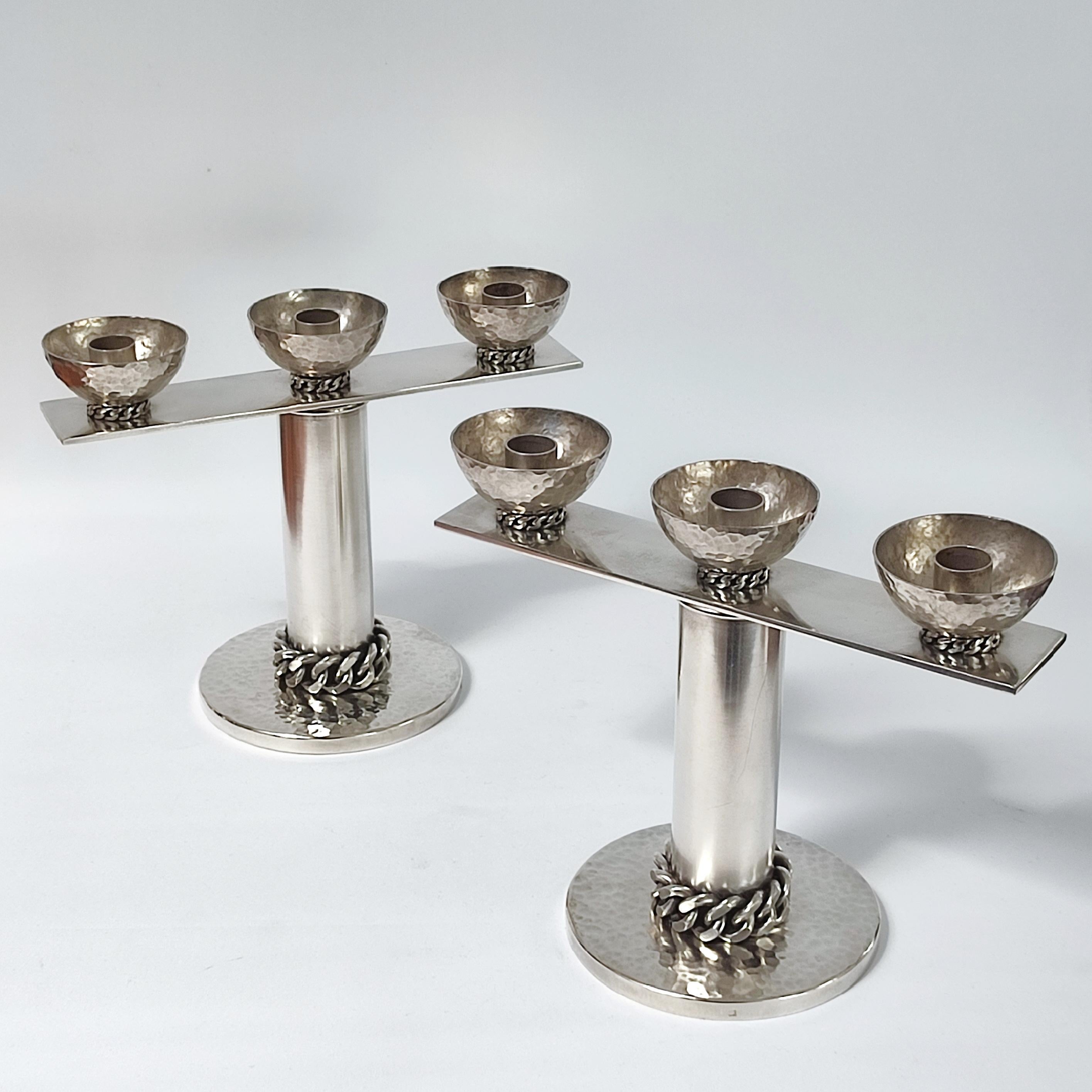 Jean Després Pareja de candelabros de metal plateado Chapado en plata en venta