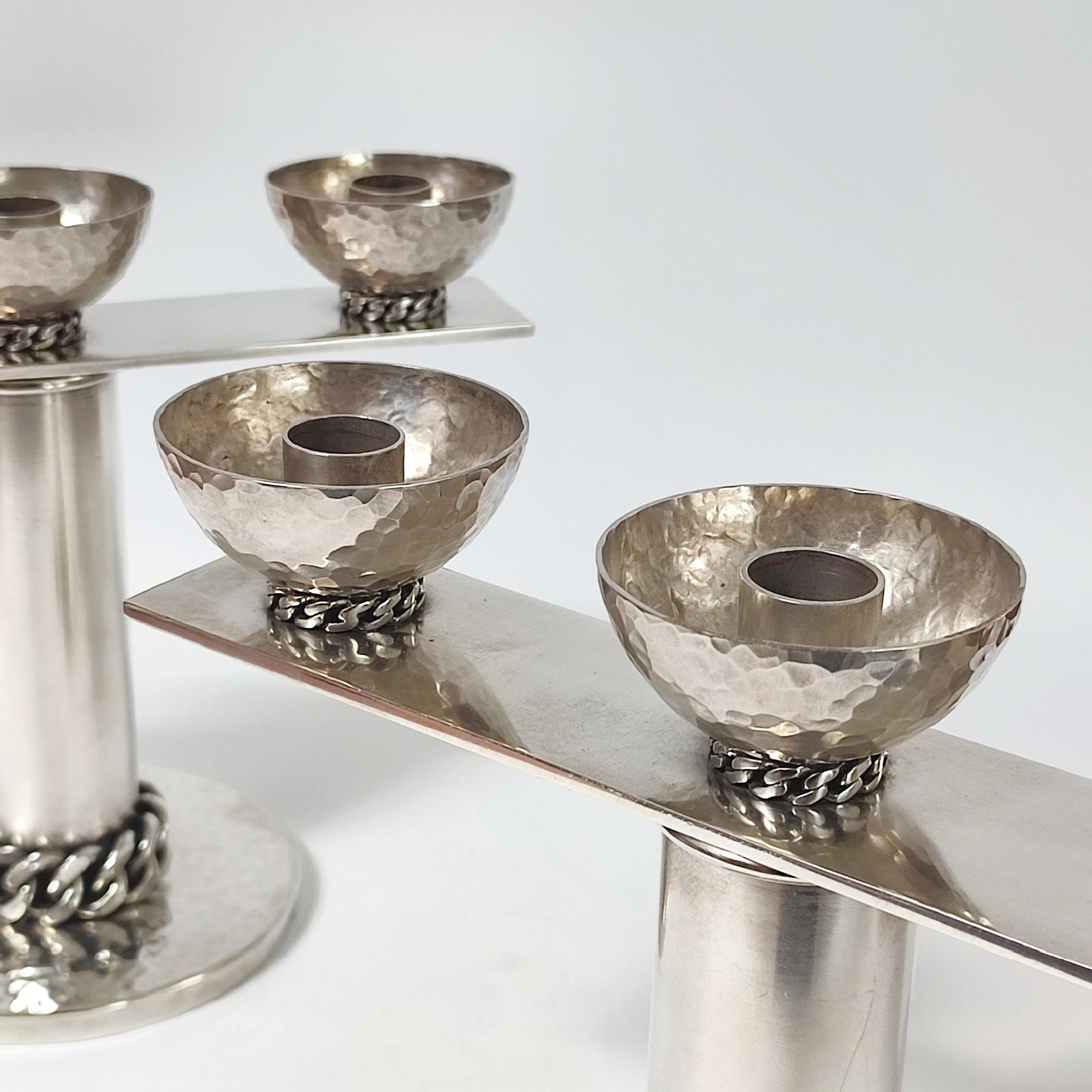 Jean Després Pareja de candelabros de metal plateado en venta 1