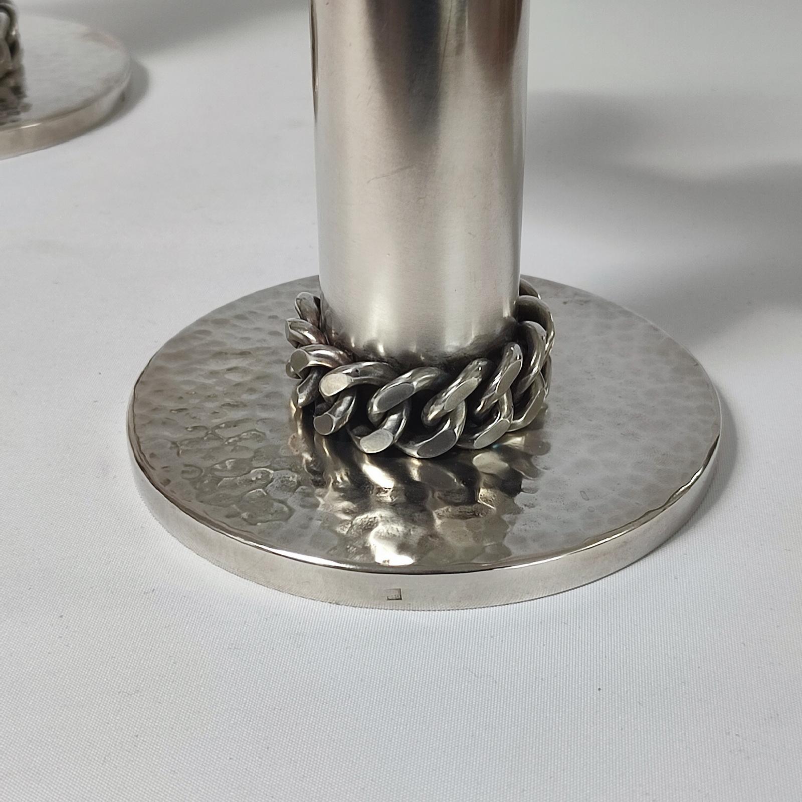 Jean Després Pareja de candelabros de metal plateado en venta 2