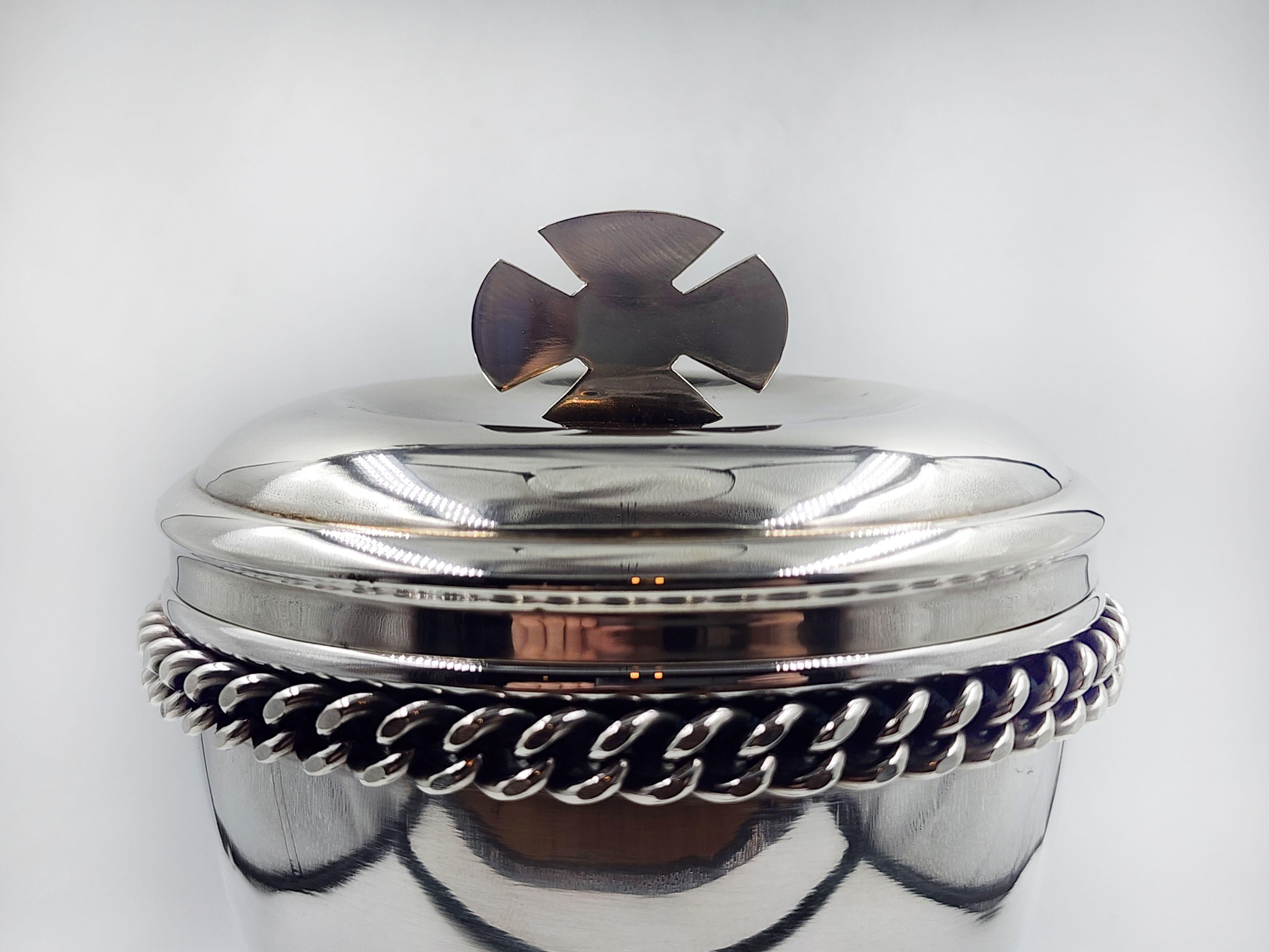 Silver Metal Chalice Jean Despres
This Art Deco silver metal chalice, designed by Jean Després, is an exceptional piece that embodies the elegance and innovation of Art Deco design. Its shape features a distinctive cup and elegantly streamlined