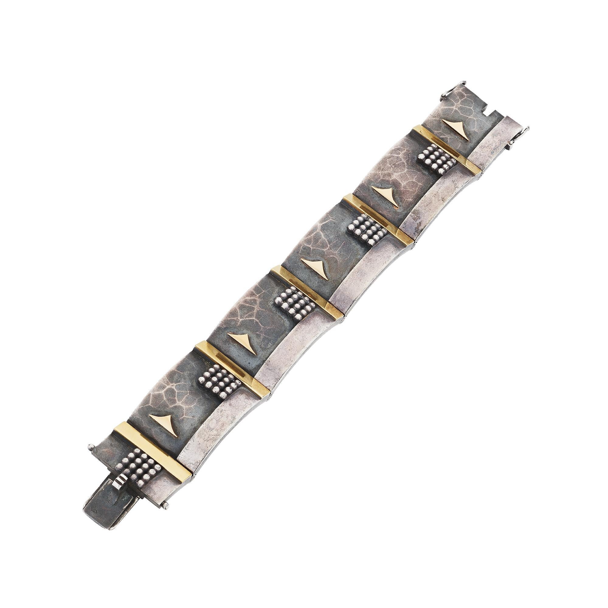 Dieses Originalarmband von Jean Despres aus Sterlingsilber und 18 Karat Gelbgold, das von Hand gehämmert wurde, ist tragbare 