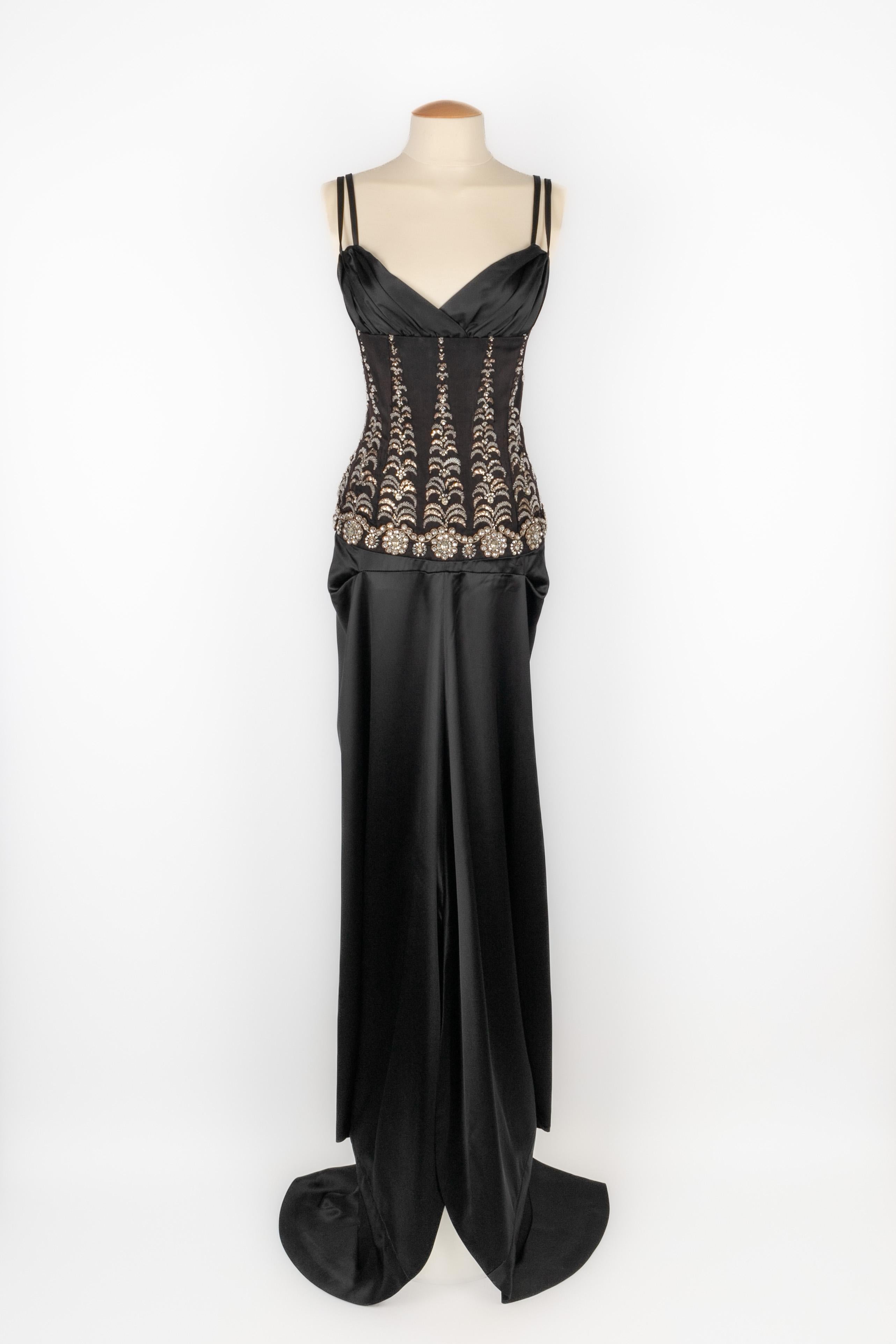 JEAN DESSES - Robe en soie marron et noire, poitrine brodée de strass et de fils de lurex. Aucune taille n'est indiquée, il convient à un 34FR/36FR. Collectional Haute Couture de l'hiver 1948. A signaler, quelques marques d'usure sur la