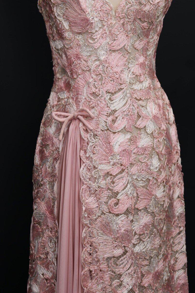 JEAN DESSES HAUTE COUTURE - Abito lungo in pizzo rosa e bianco, rafia e chiffon di seta. Presenta un fiocco sulla schiena e ossa sul busto. Circa anni '50. Senza composizione o etichetta, veste una taglia 36FR/38FR.

Condizioni:
Buone condizioni
