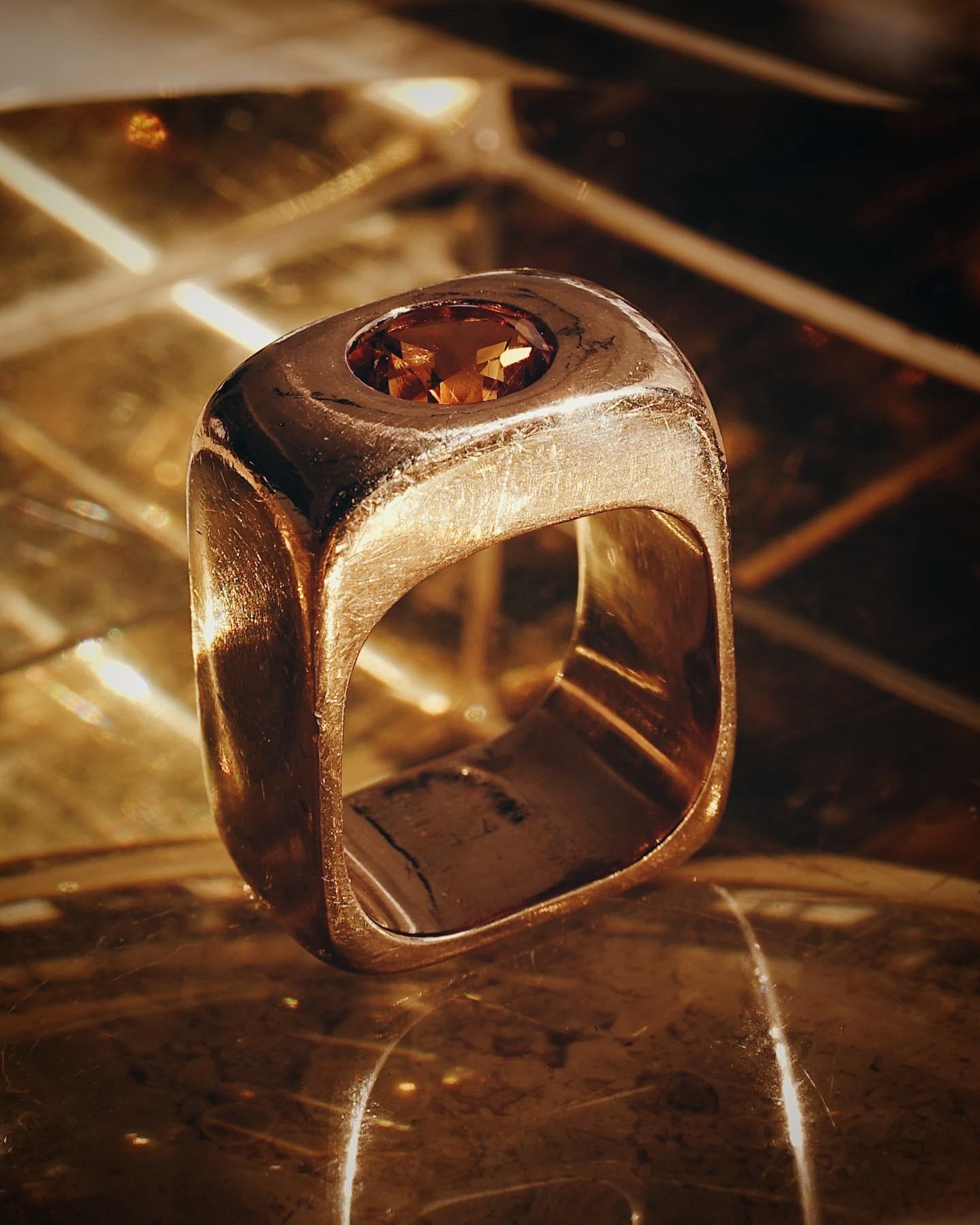 Jean Dinh Van (1927 - 2022)
18K Gold and Citrine ring, 1971, First Edition
Wears the Original Jean Dinh Van maker's mark, guarantee of the french master being the manufacturer of the ring.
Size 51 EU (US : 5 3/4) - Weight : 23.8 grams
Beautiful