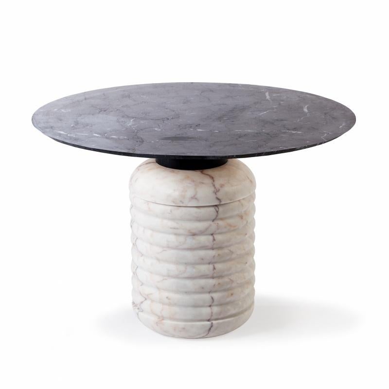 La table de Jean est une pièce unique dans sa conception. La combinaison de trois marbres différents en fait un signe de non-conformité et d'originalité. Une pièce solide qui créera un grand impact visuel. Mesures : 120 Ø. Fabriqué sur commande.