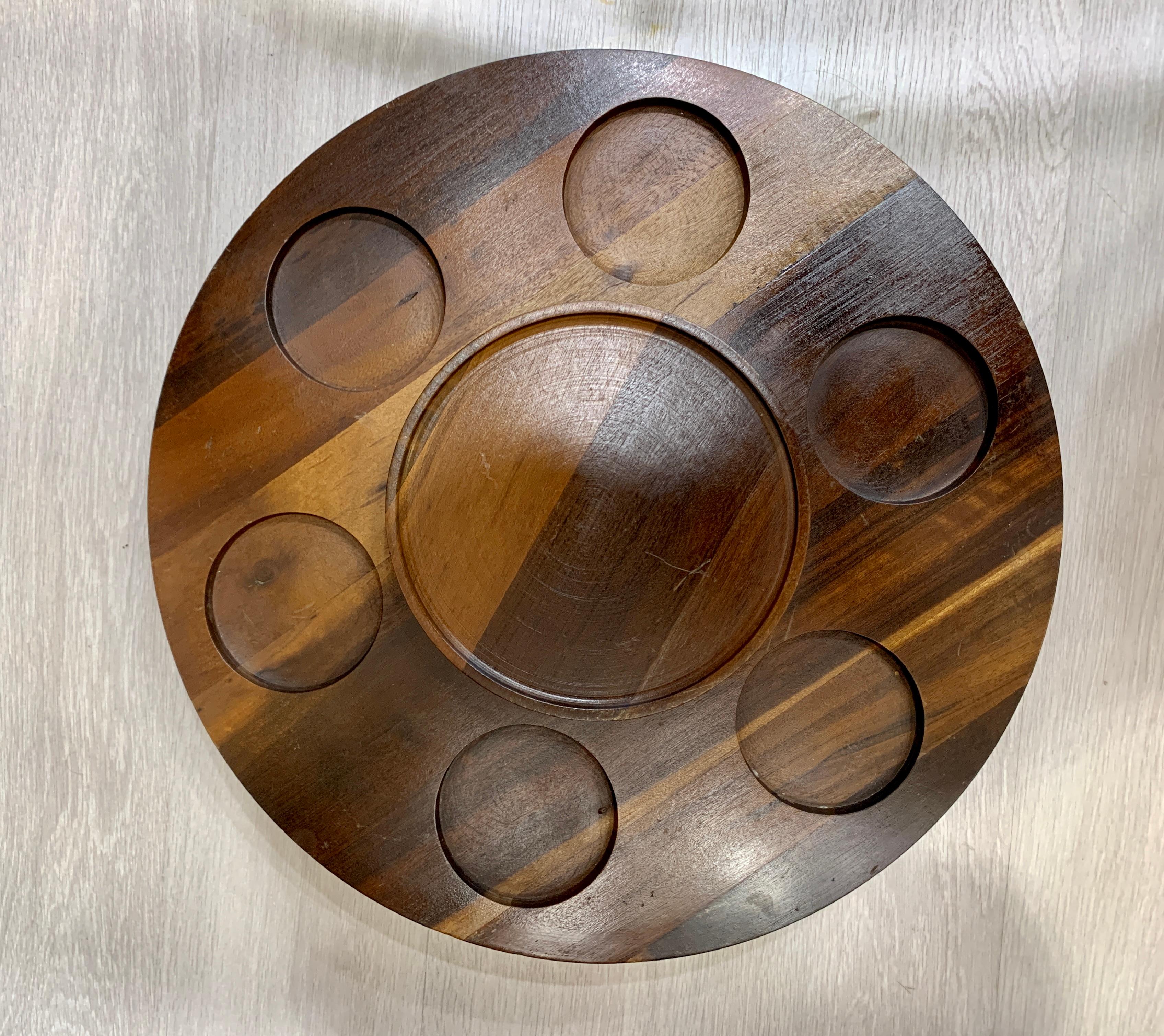 Jean Dobré/ Tropicart. Drehbarer Holzteller um 1960
Unterzeichnet am Brandort
Massivholz
10 x 46 x 46 cm