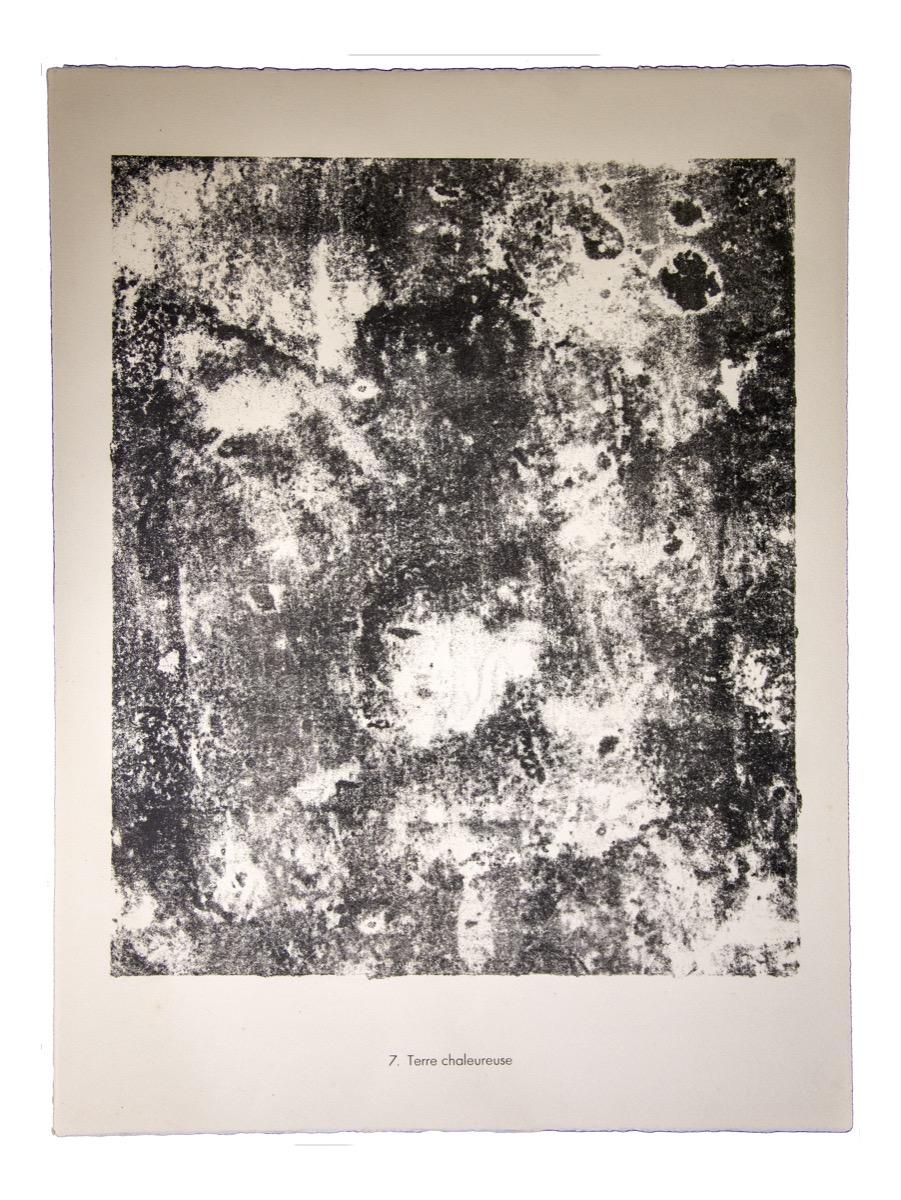 Terre Chaleureuse is an original B/W lithograph realized by the French founder of Art Brut, Jean Dubuffet

Very good condition. Image Dimensions: 49.5 x 39.5 cm. 

The artwork represents an Abstract composition through strong and confident strokes