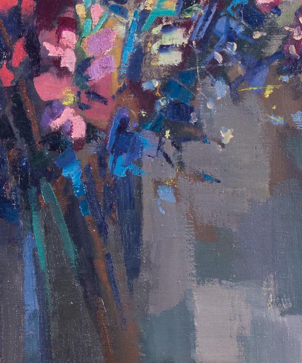 Postimpressionistisches französisches Stillleben aus dem Jahr 1965 mit blauen und rosa Wandblumen (Grau), Still-Life Painting, von Jean Dulac