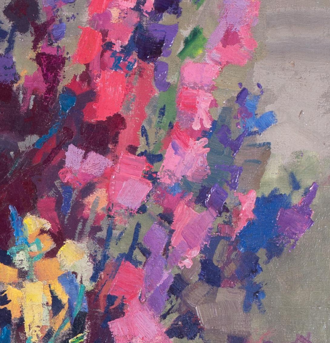 Questo splendido dipinto a olio originale post-impressionista raffigura un vivace vaso di fiori rosa e blu. 

Jean Dulac è nato a Bourgoin ma dall'età di 5 anni ha vissuto per tutta la vita a Lione. Suo padre era un fotografo e la sua influenza
