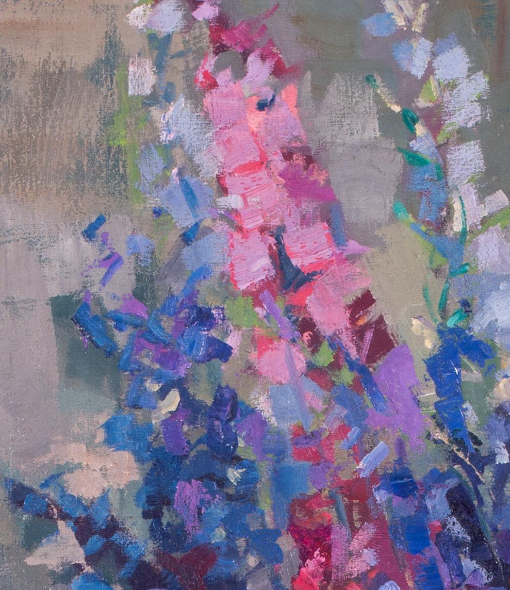 Postimpressionistisches französisches Stillleben aus dem Jahr 1965 mit blauen und rosa Wandblumen im Angebot 1