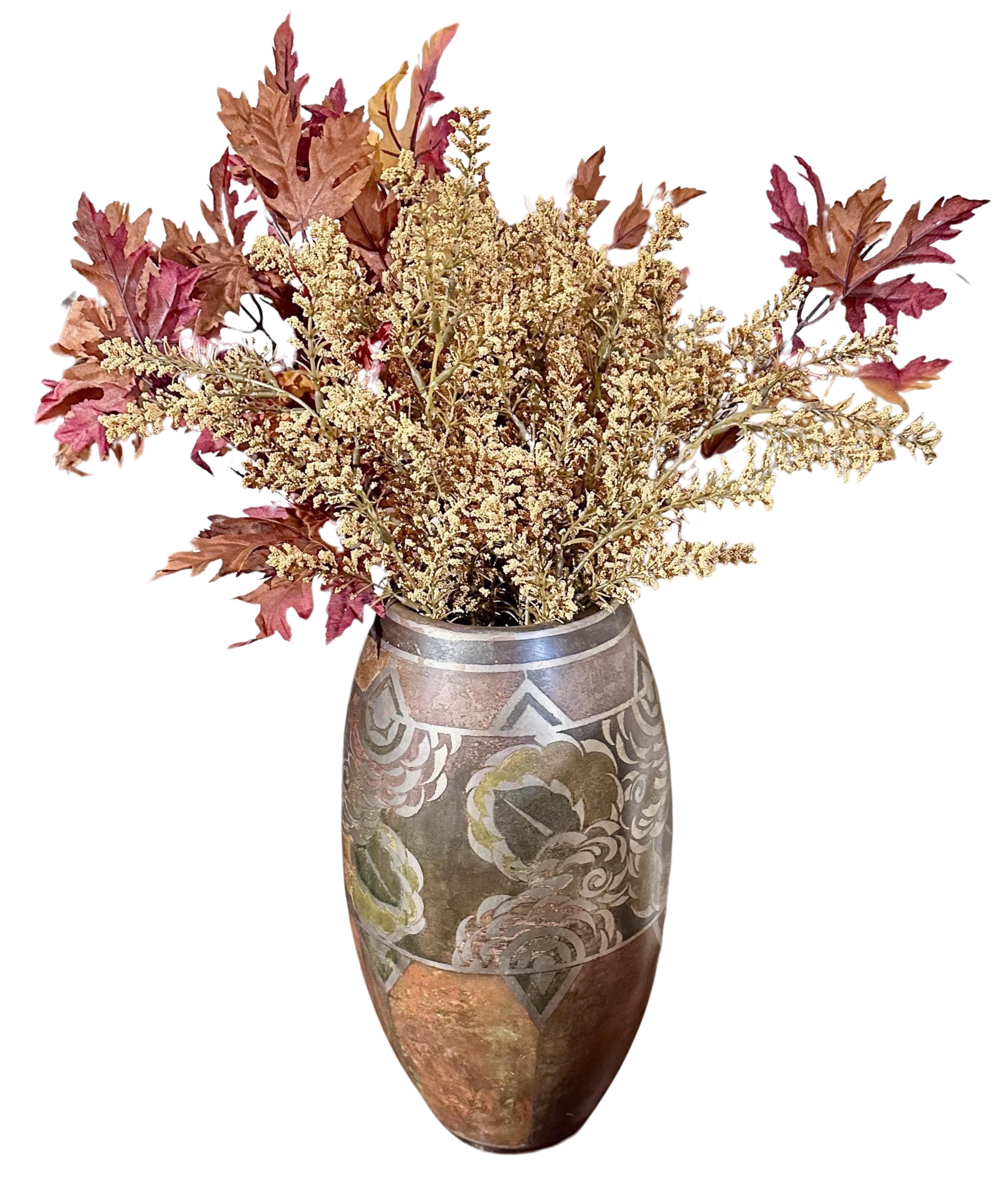 Vase Dinanderie de l'artiste français Jean Dunand. Ce vase rare et inhabituel présente une combinaison d'images florales et géométriques abstraites. La patine multicouche confère à ce vase un style unique.   Les textures sont variées, avec des tons