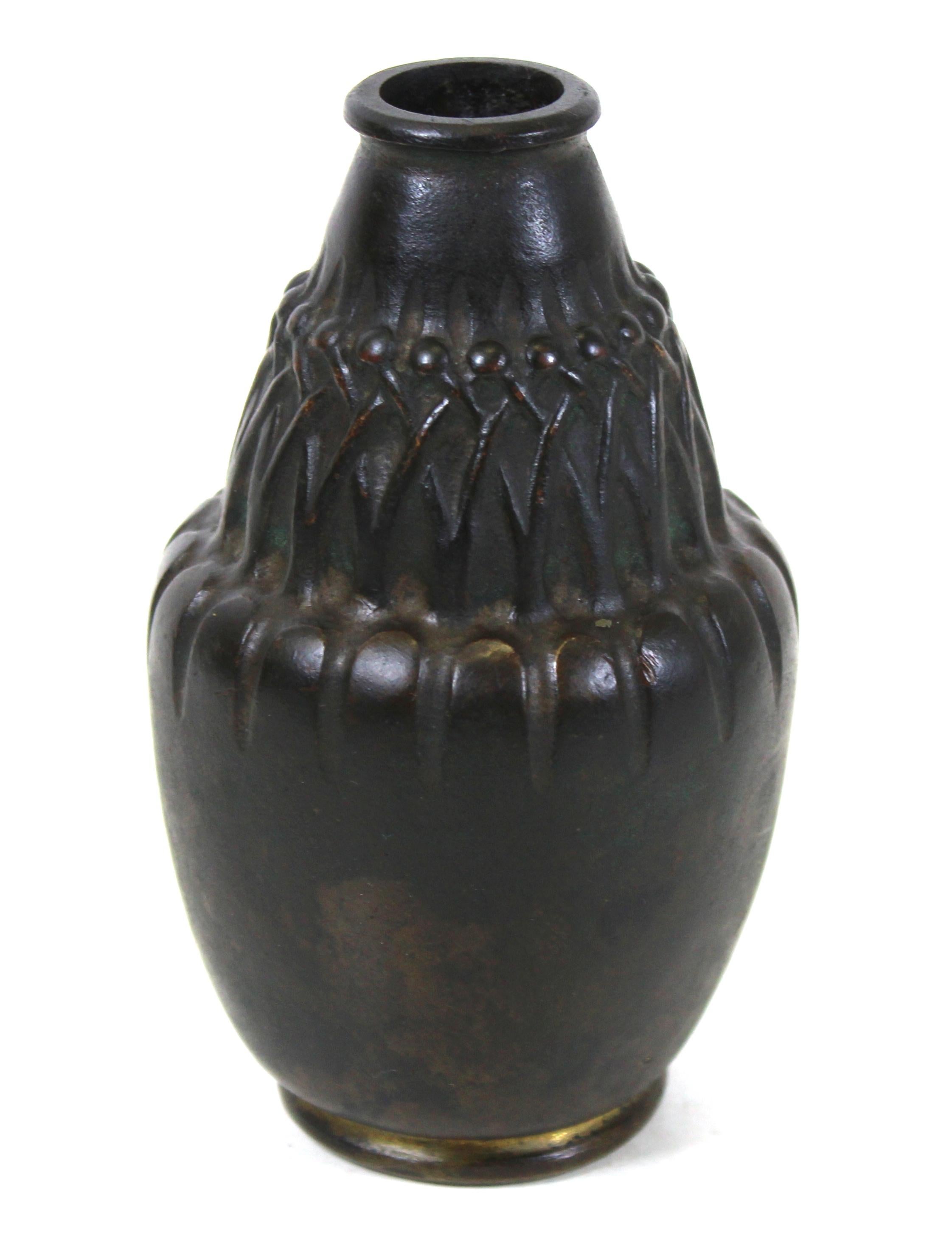 Jean Dunand, vase en bronze de style transitionnel Art Nouveau, estampillé d'une marque de fabricant sur le fond. Remarquable état d'ancienneté et usure due à l'âge.
