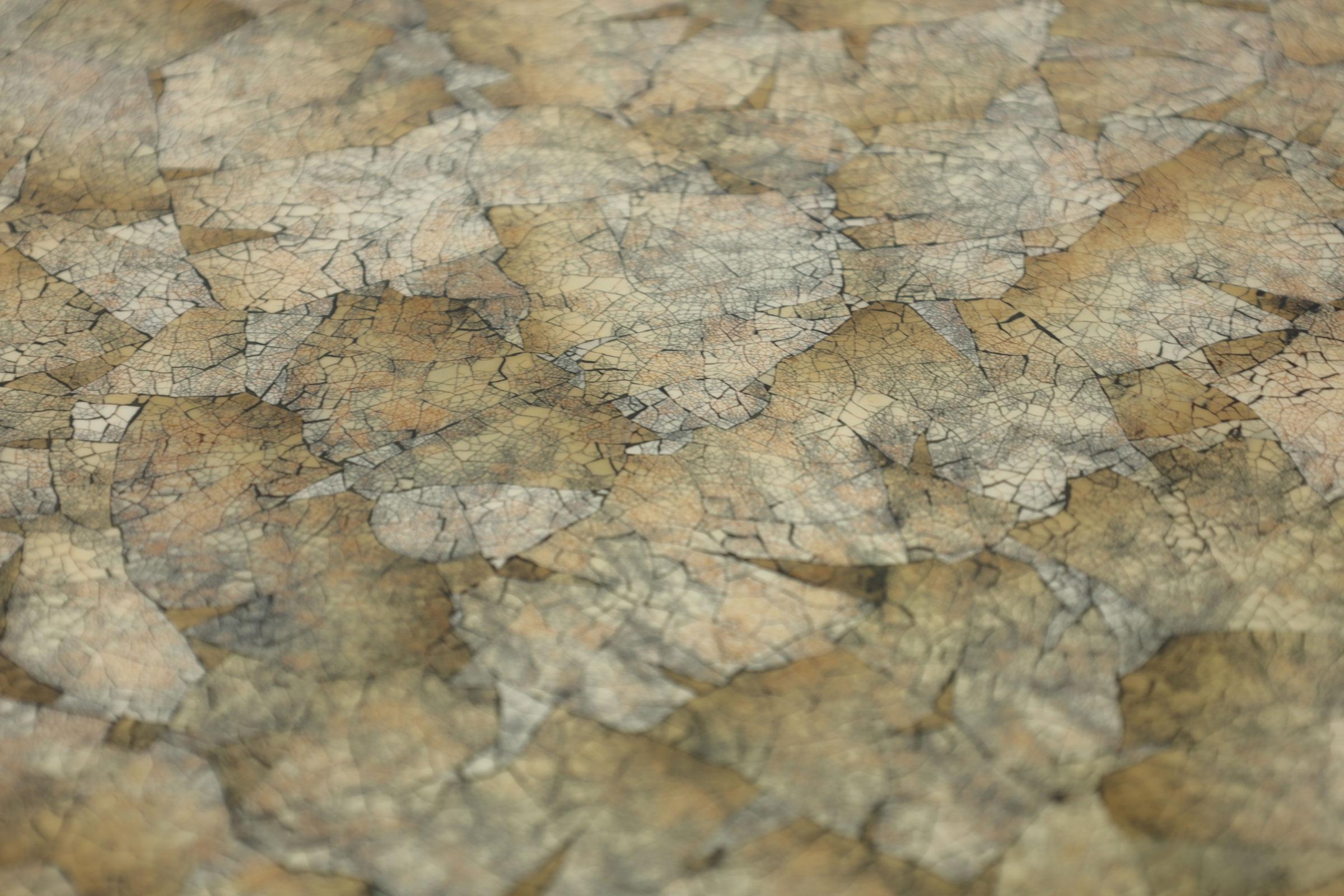 Beistelltisch aus Eierschale und Lack, inspiriert von einem Entwurf von Jean Dunand. Rahmen aus Massivholz und Sperrholz. Lackierte Oberflächen. Eierschale oben.

Jean Dunand war ein französischer Lackierer, Bildhauer und Innenarchitekt aus der Zeit