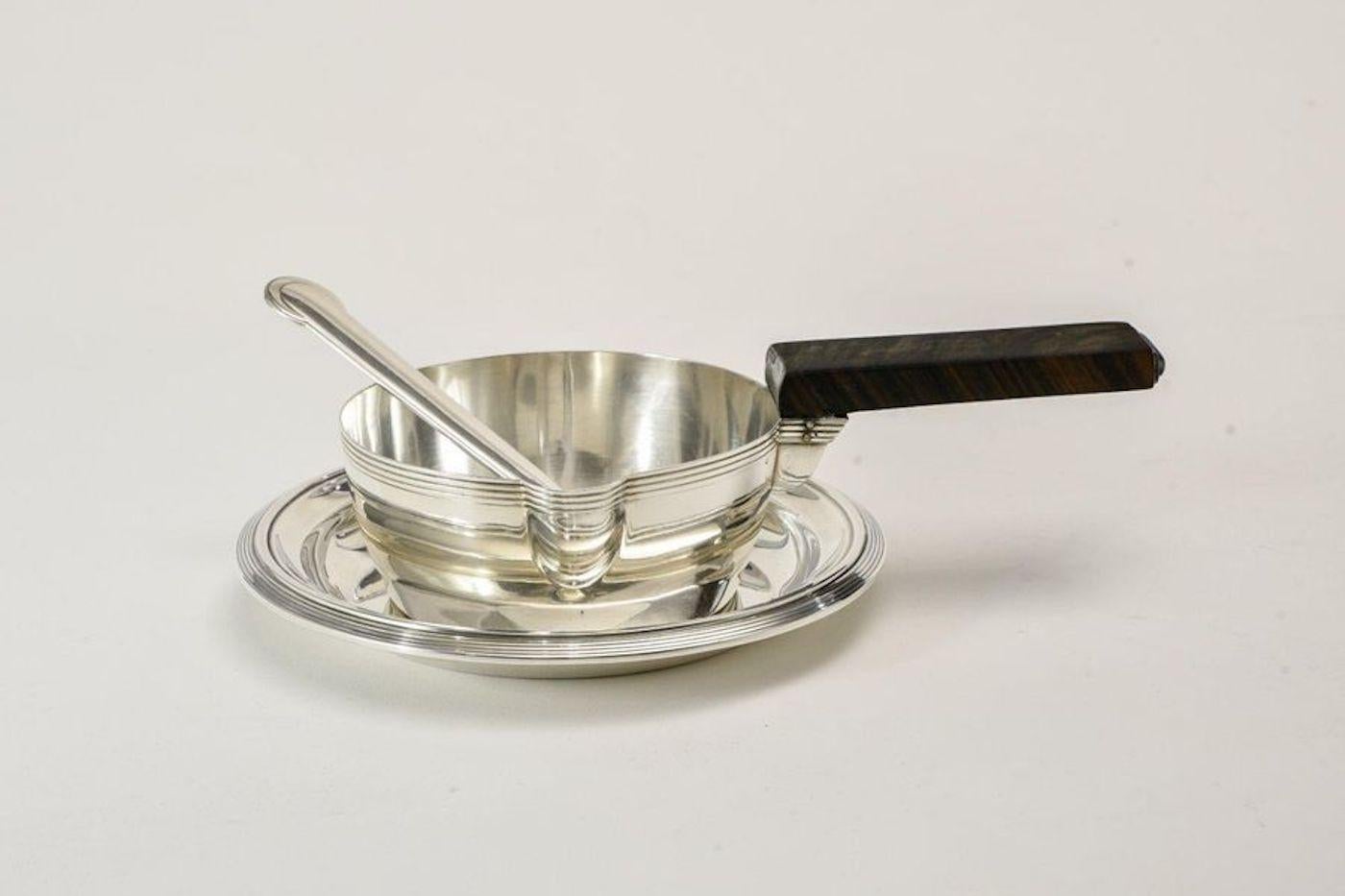 Jean E. PUIFORCAT (1897 - 1945) Sauciere von Annecy, Modell aus dem Jahr 1930. Sauciere aus massivem Silber, bestehend aus einem Tablett, einer Pfanne mit Ebenholzgriff und einem Löffel. Punzierungen des Goldschmieds, Kopf der Minerva und Marke Jean
