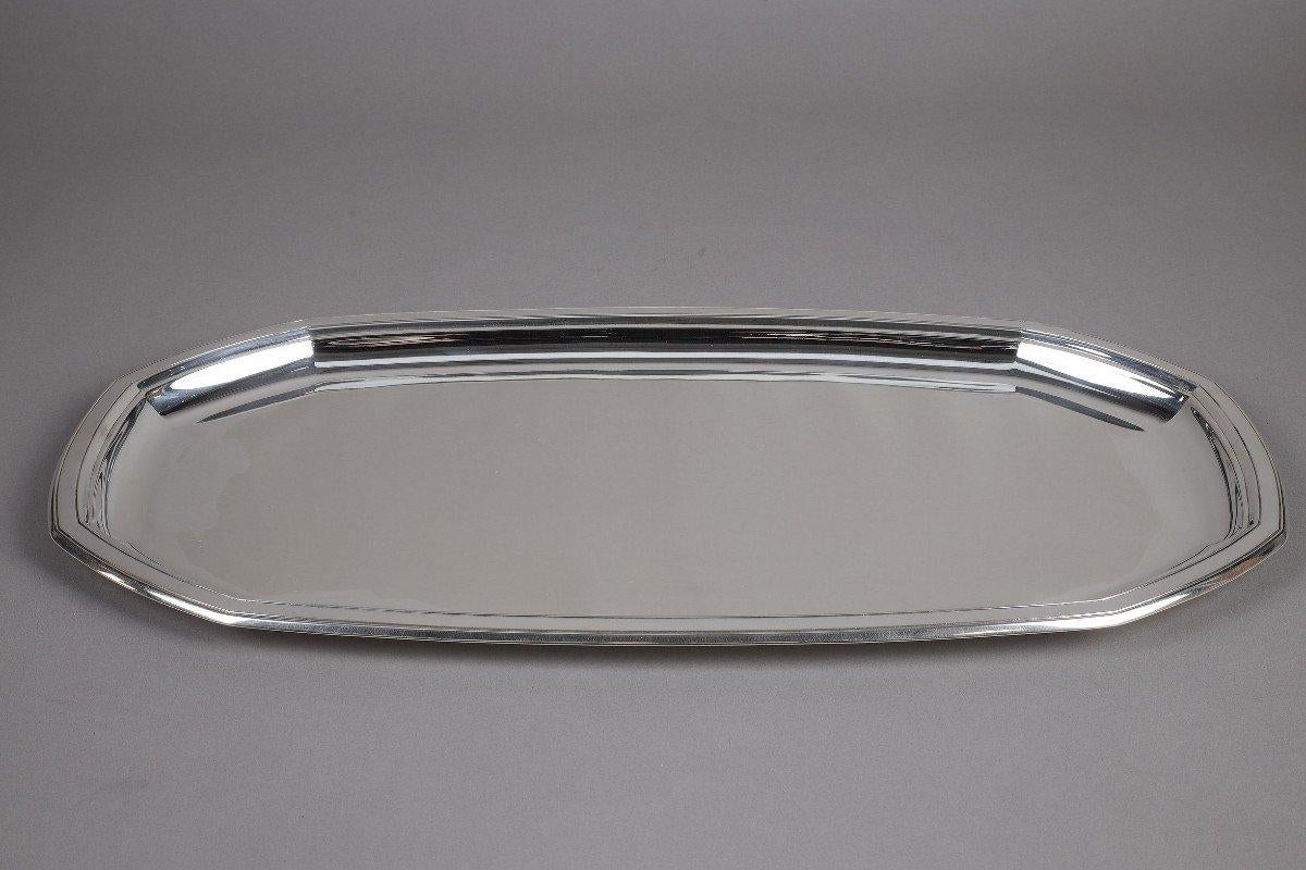 Oval dish in sterling silver octagonal model with molded and threaded border.

Dimensions: length 60 cm - width 32 cm height 2.5 cm

Material: silver 1st grade 950/°°°

Weight: 2450 grams

Hallmark: MINERVA

ART DECO period around 1930

Silversmith: