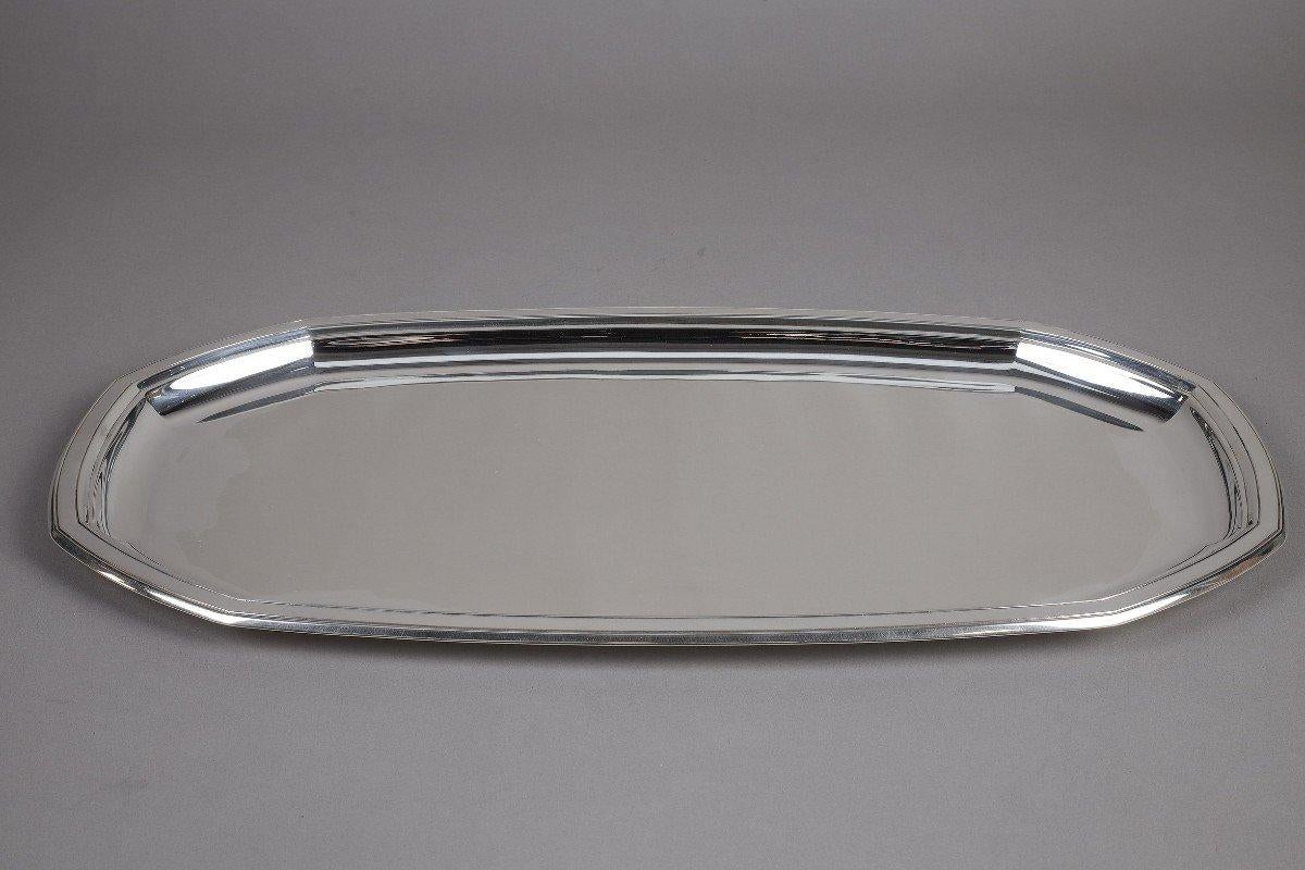 Plat ovale en argent sterling modèle octogonal avec bordure moulée et filetée.

Dimensions : longueur 60 cm - largeur 32 cm hauteur 2,5 cm

Matière : argent 1er degré 950/°°°

Poids : 2450 grammes

Poinçon : MINERVA

Période ART DECO autour de