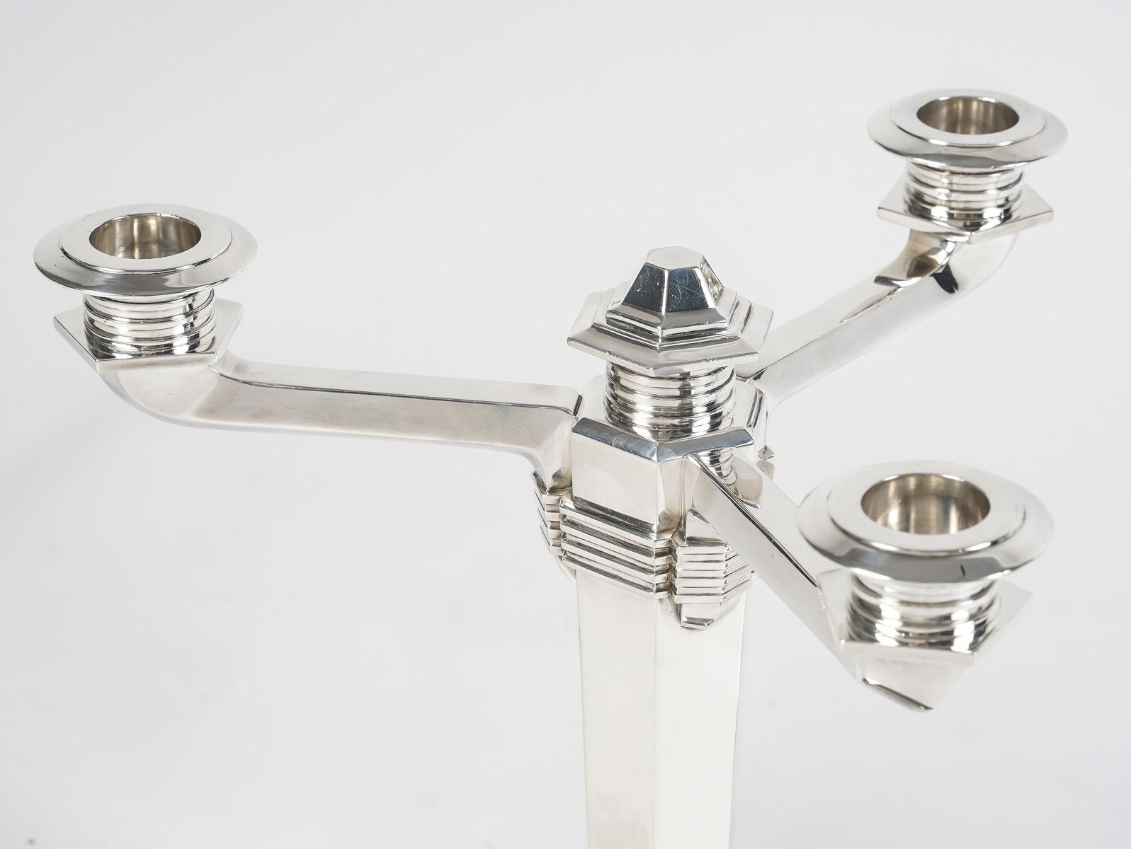 Paire de bougeoirs Art-Déco modernistes à trois lumières en argent massif 950/1000e et conçus par Jean E. Puiforcat dans les années 1930.
Toutes les pièces sont estampillées Minverve 1st Title et Jean E. Puiforcat.

Très bon état. Une paire sublime